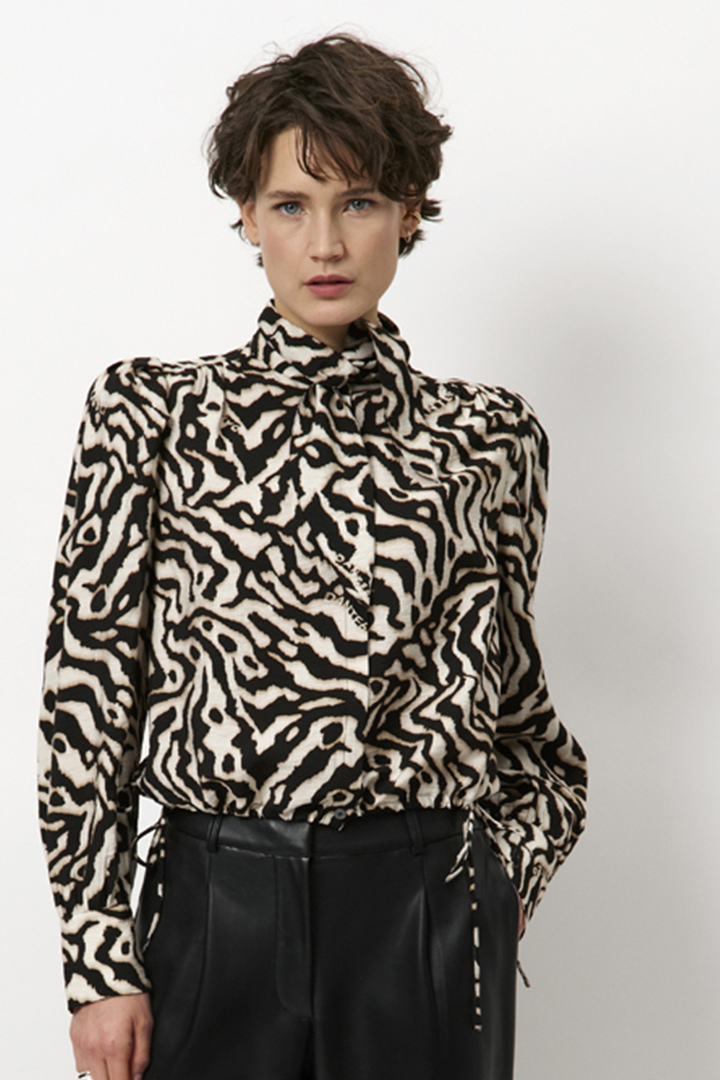 Dante6 -cheska Printed Pussy Bow Blouse Black/cream Maat: 42 | Longsleeves Outlet | Dames | Zwart