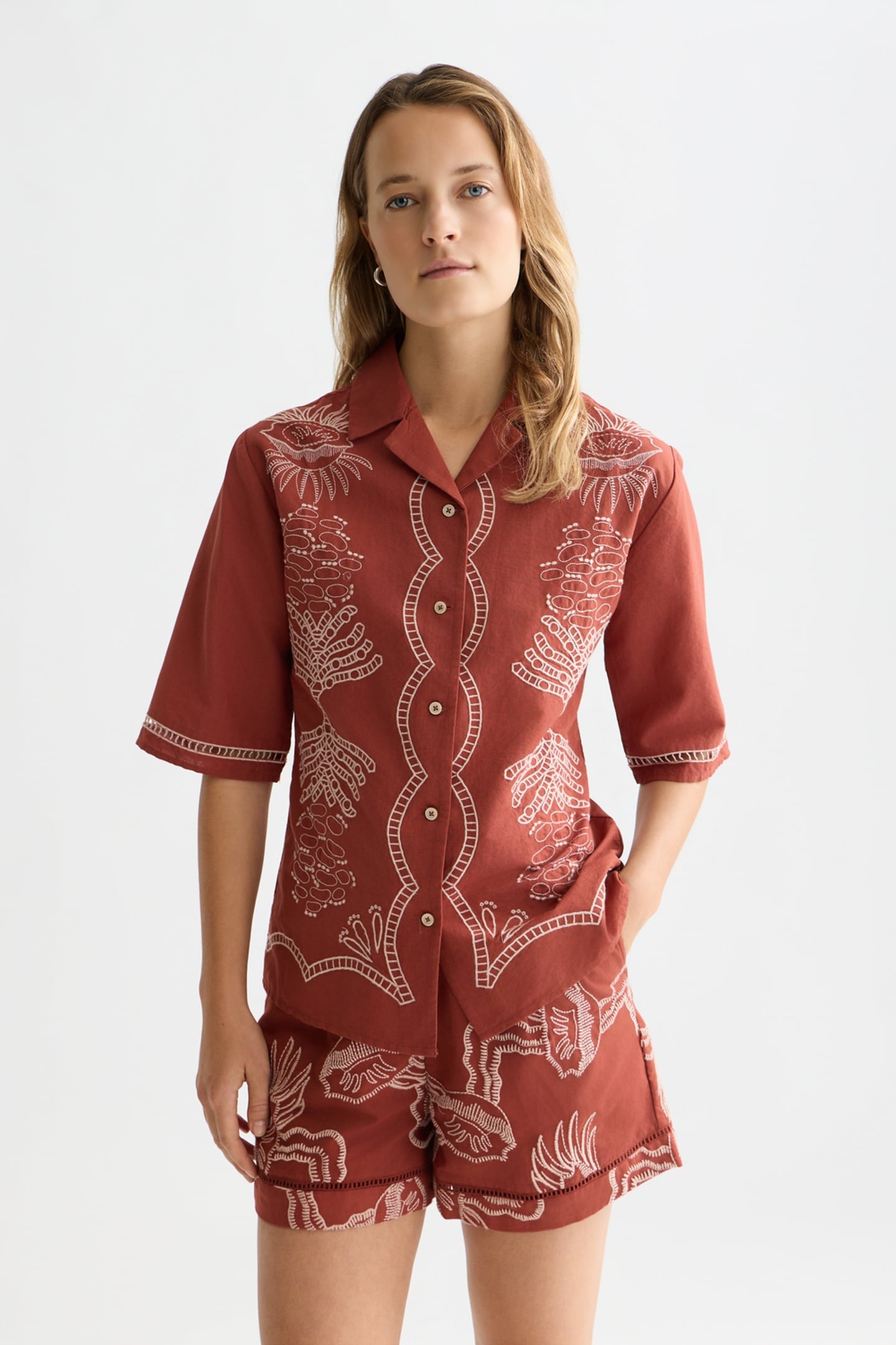 Scotch & Soda Embroidered Short Sleeved Fitted Shirt Burnt Henna Size: 36 | Button-Down Shirts Outlet | Dames | Bruin