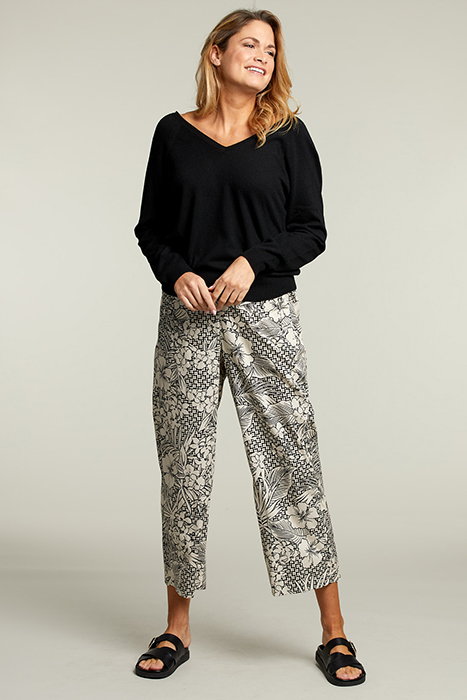 BLACK DEEP V-NECK AND V-BACK PULLOVER 3