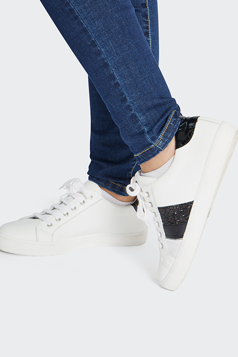WHITE LOW-TOP TRAINERS WITH BLACK DETAILS 2