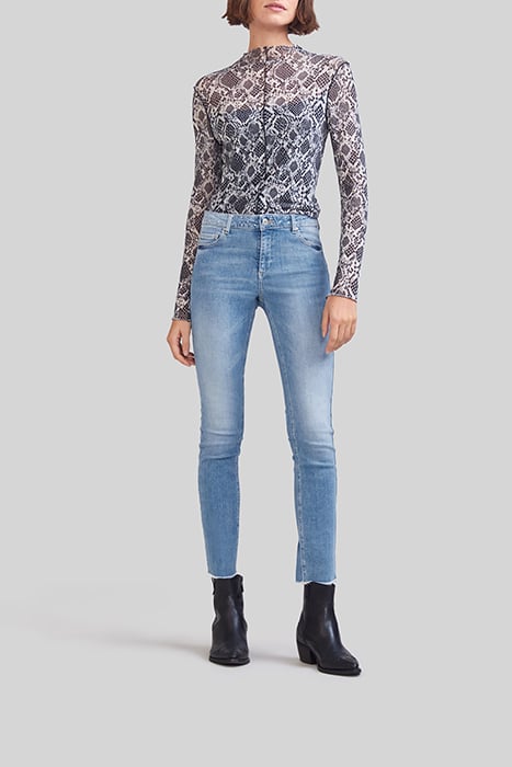 LIGHT BLUE SLIM JEANS WITH DIAMANTÉ BELT 3