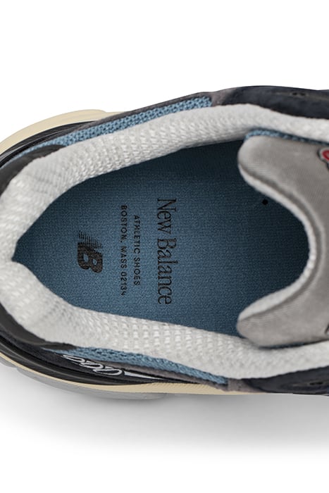 M990TE3 SNEAKERS IN NAVY 9