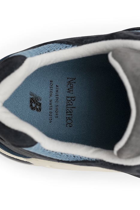 M990TB2 SNEAKERS IN NAVY 9