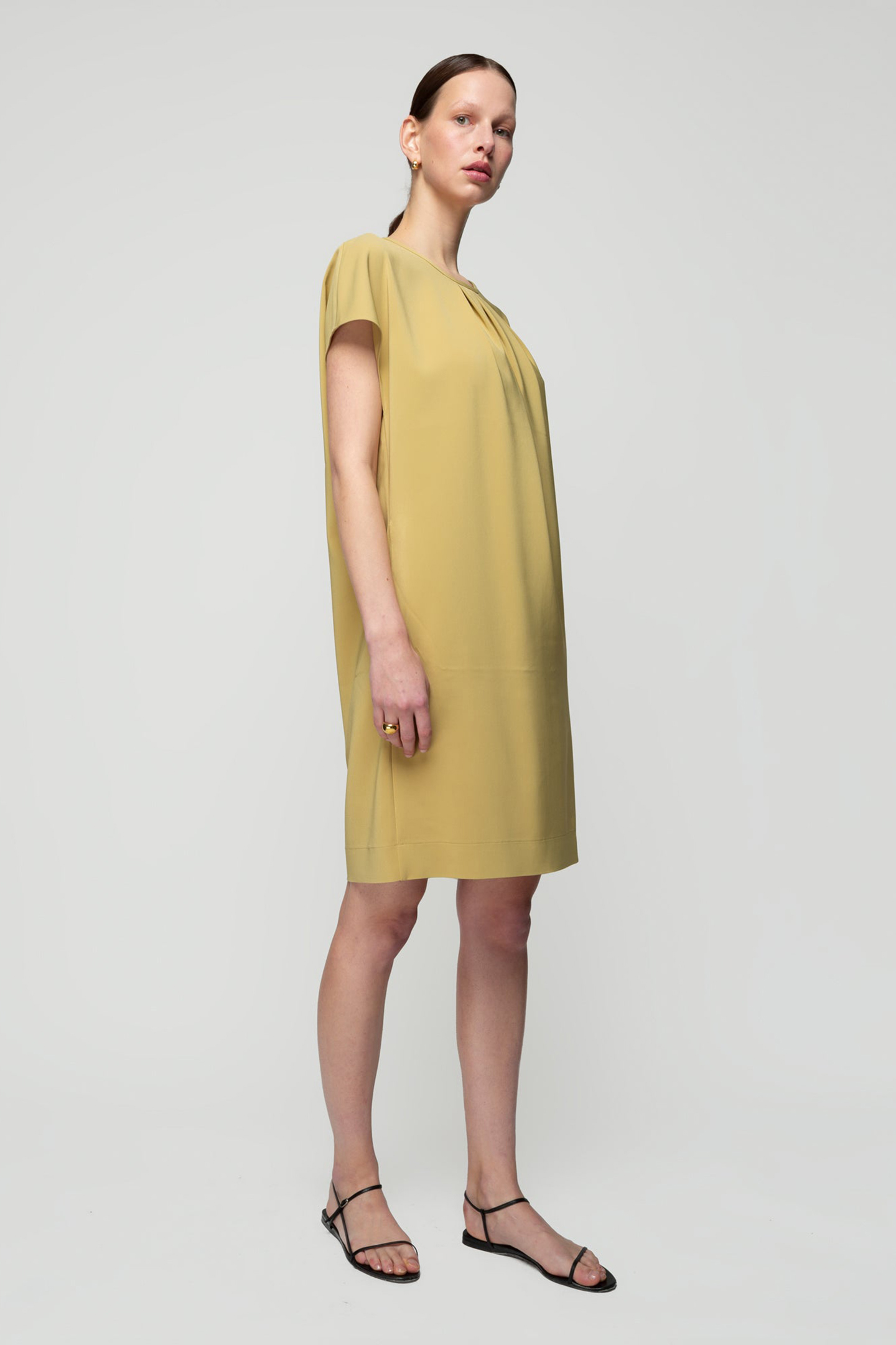 CREPE PLEATED DRESS GOLDEN KHAKI 3
