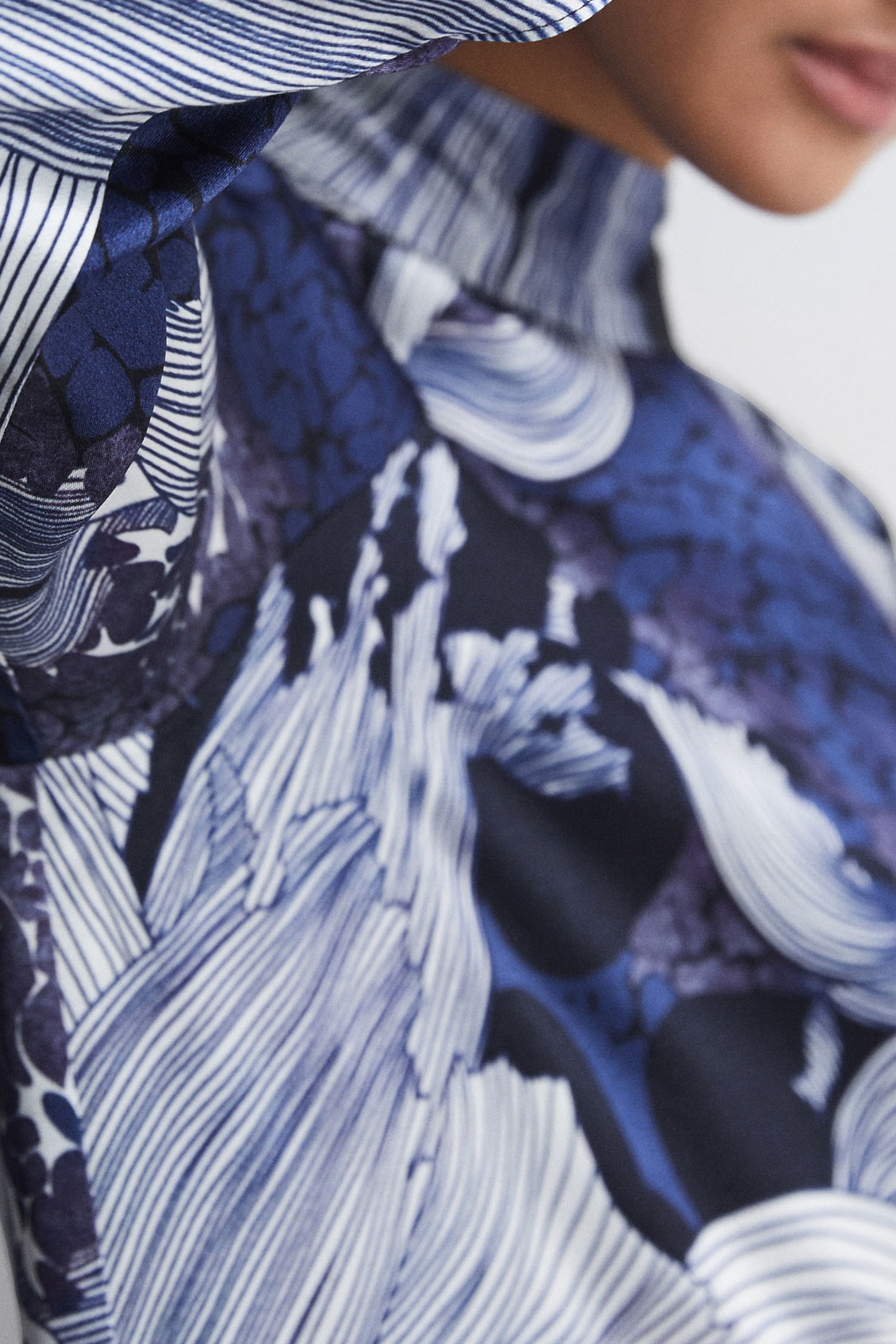 LARGE SCALE FLORAL PRINT DRESS BLUE/WHITE 5