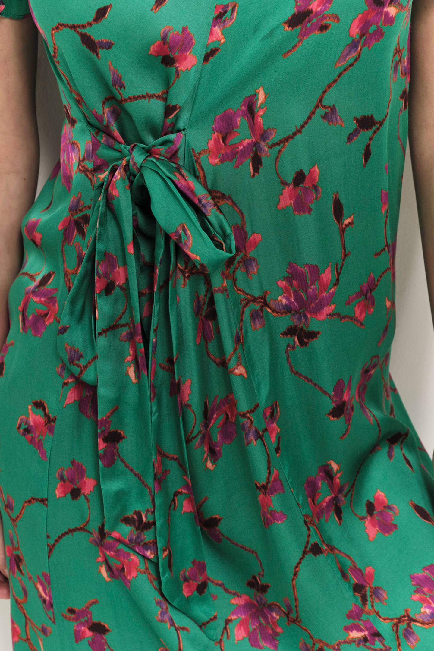 RISSA - GREEN GRASS LENZING™ ECOVERO™ PARTY FLOWER PRINT MID 5