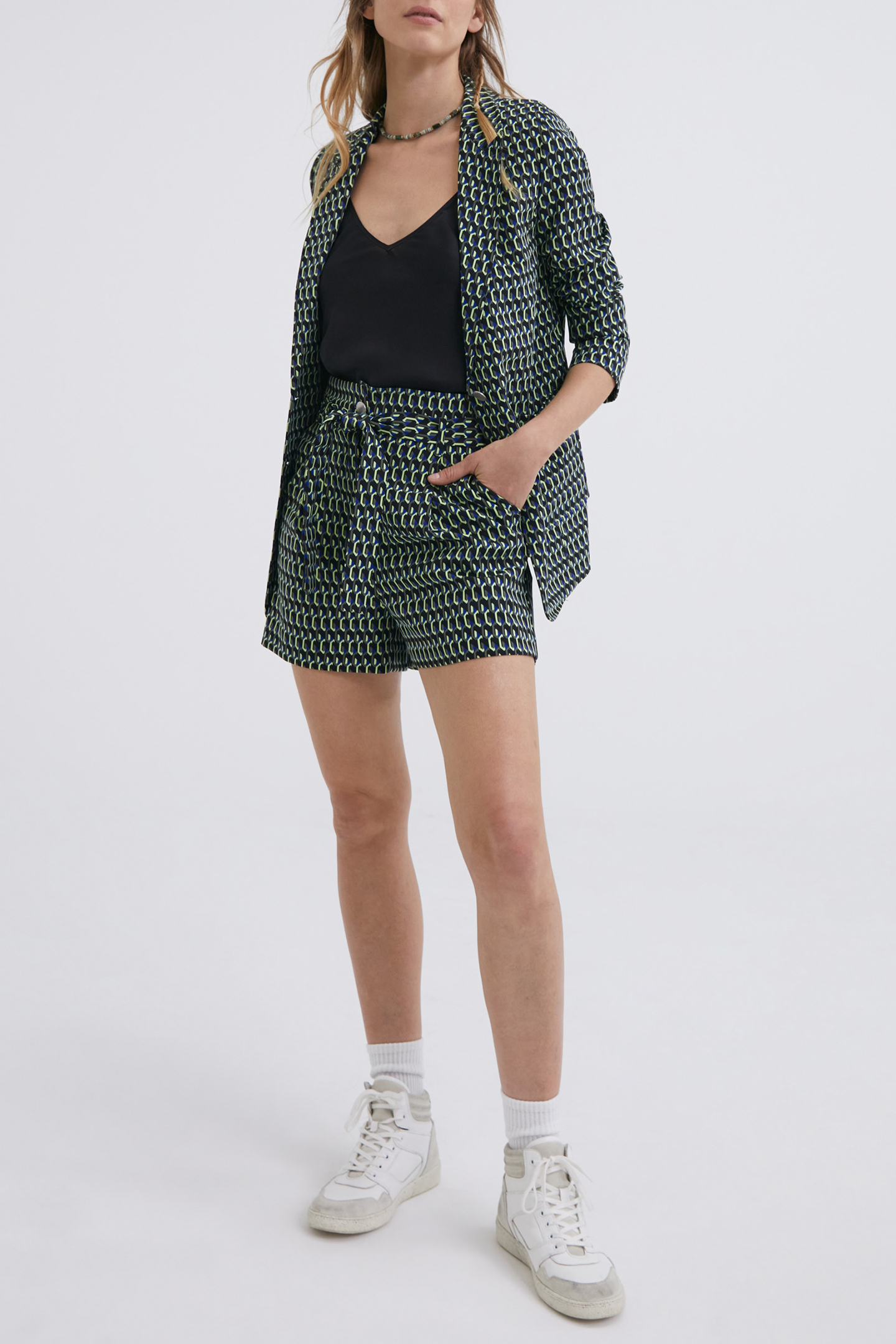 BLACK GRAPHIC PRINT HIGH_WAIST SHORTS 3