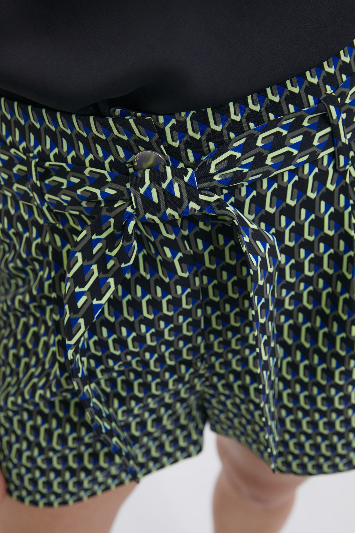 BLACK GRAPHIC PRINT HIGH_WAIST SHORTS 5