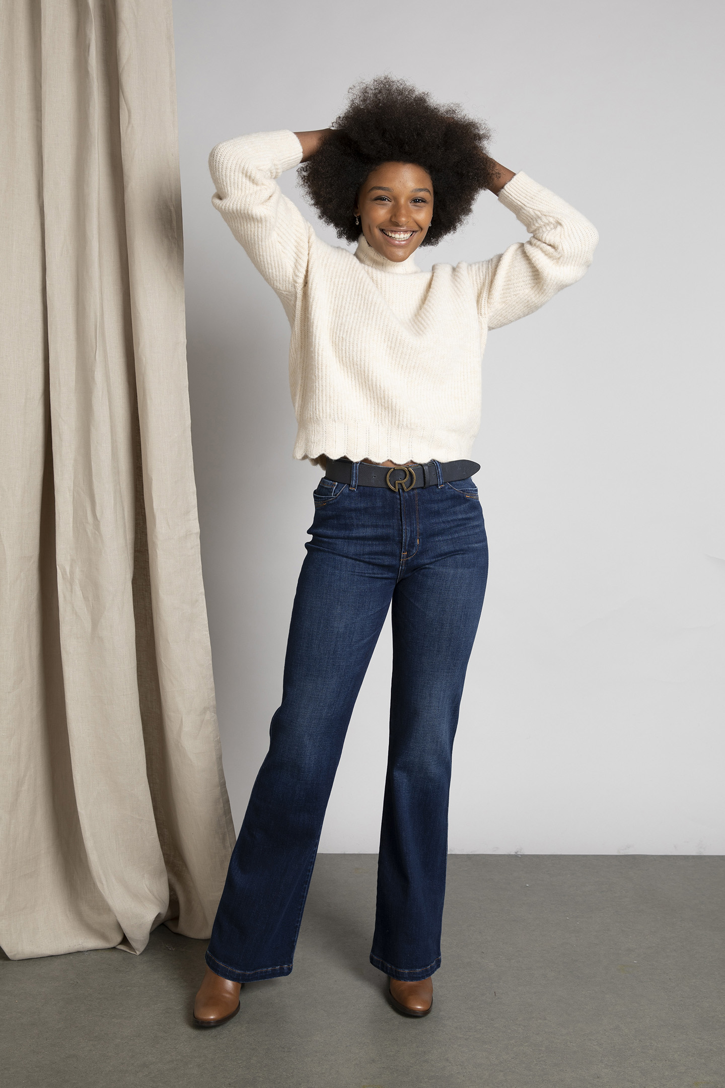 SHORT PULLOVER WITH SCALLOPED HEMS IN WHITE 1