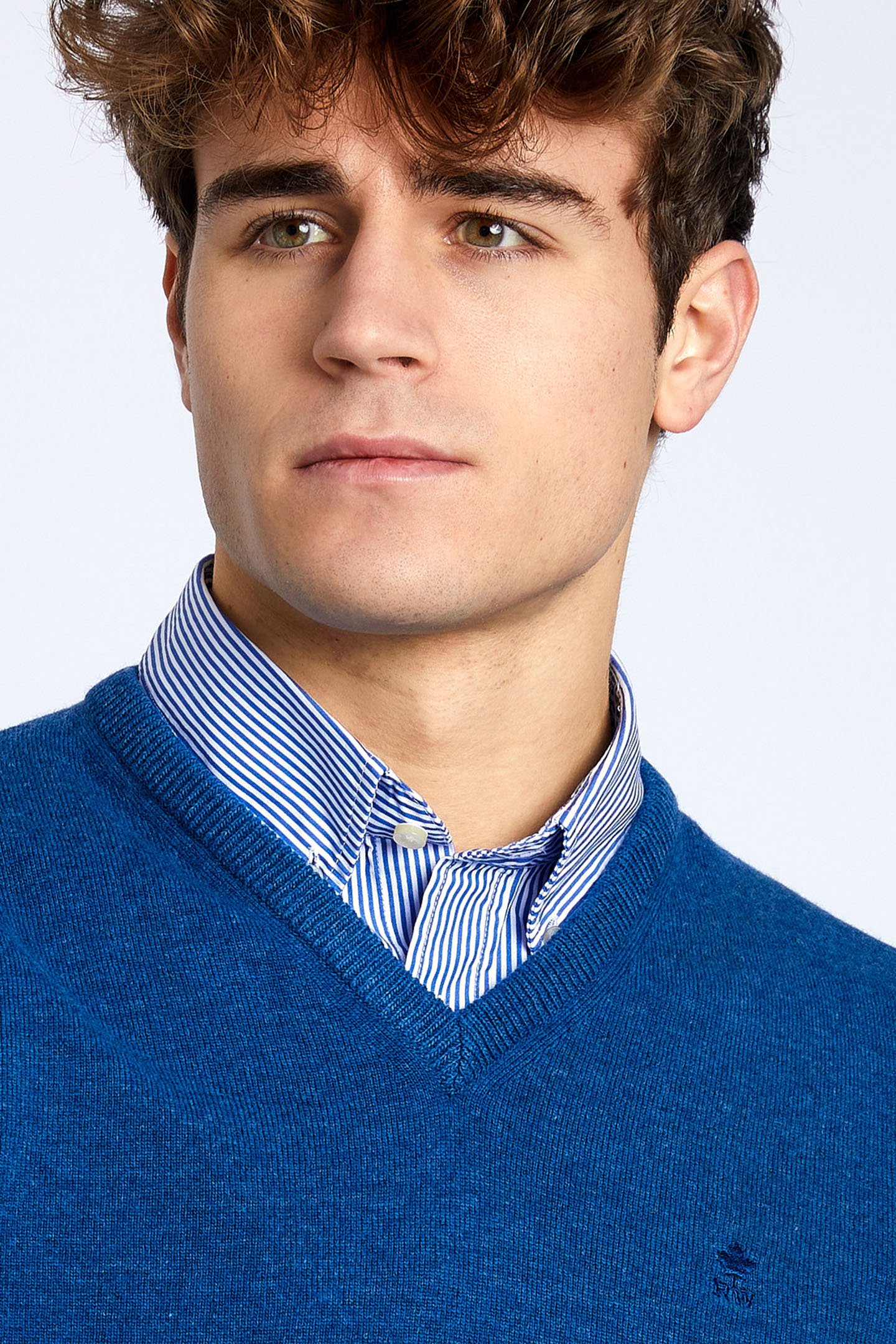 BASIC V-NECK PULLOVER IN BLUE 5