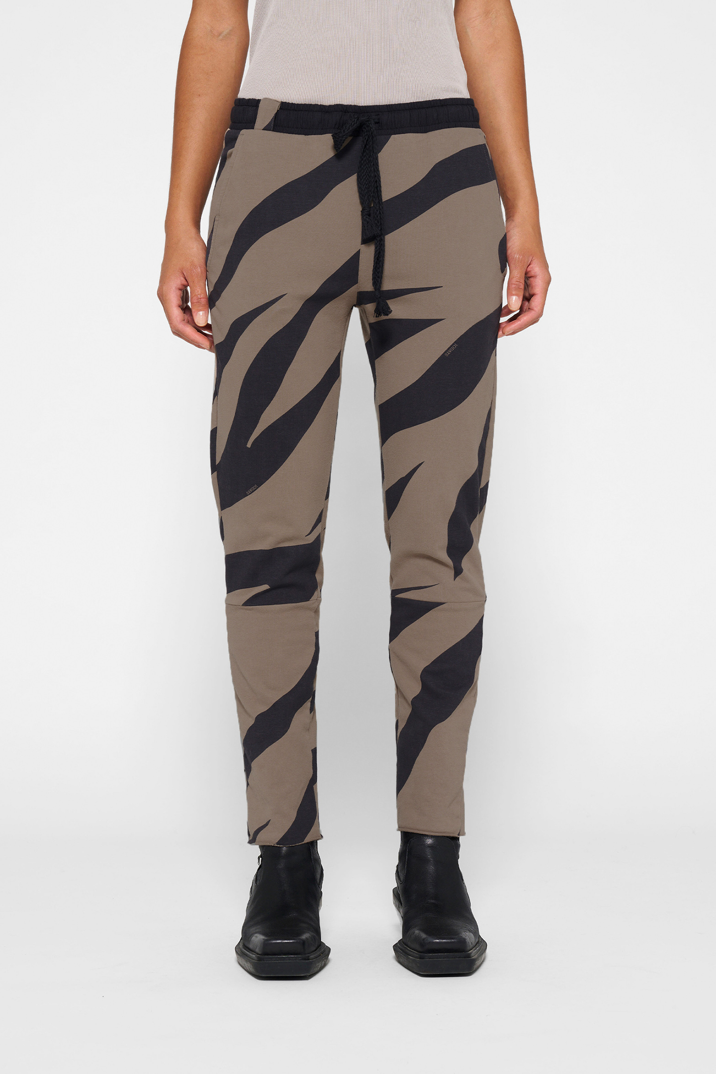 CROPPED JOGGER ZEBRA WARM TAUPE 1