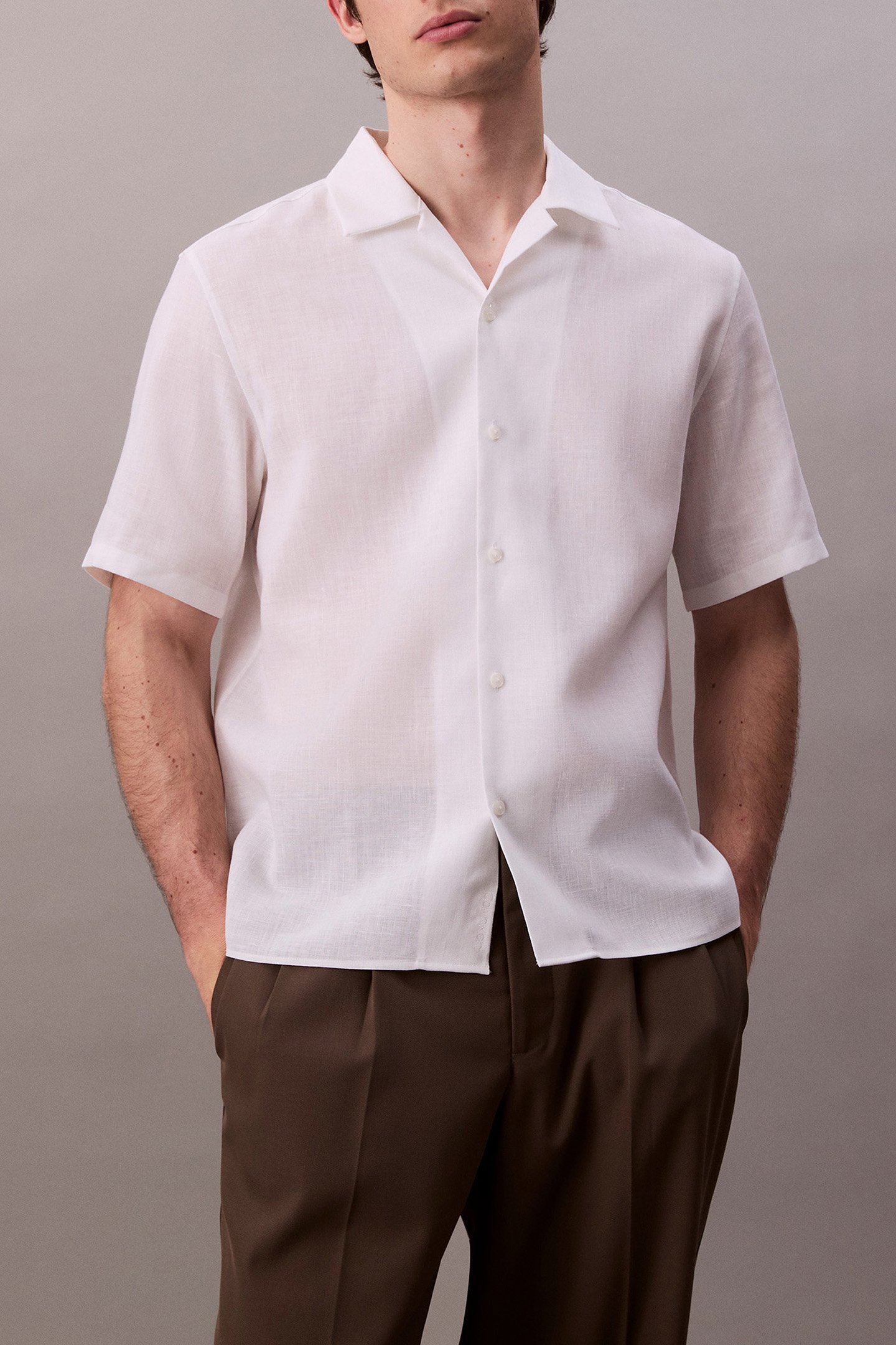 SS TRAVELER LINEN CA BRILLIANT WHITE by Calvin Klein