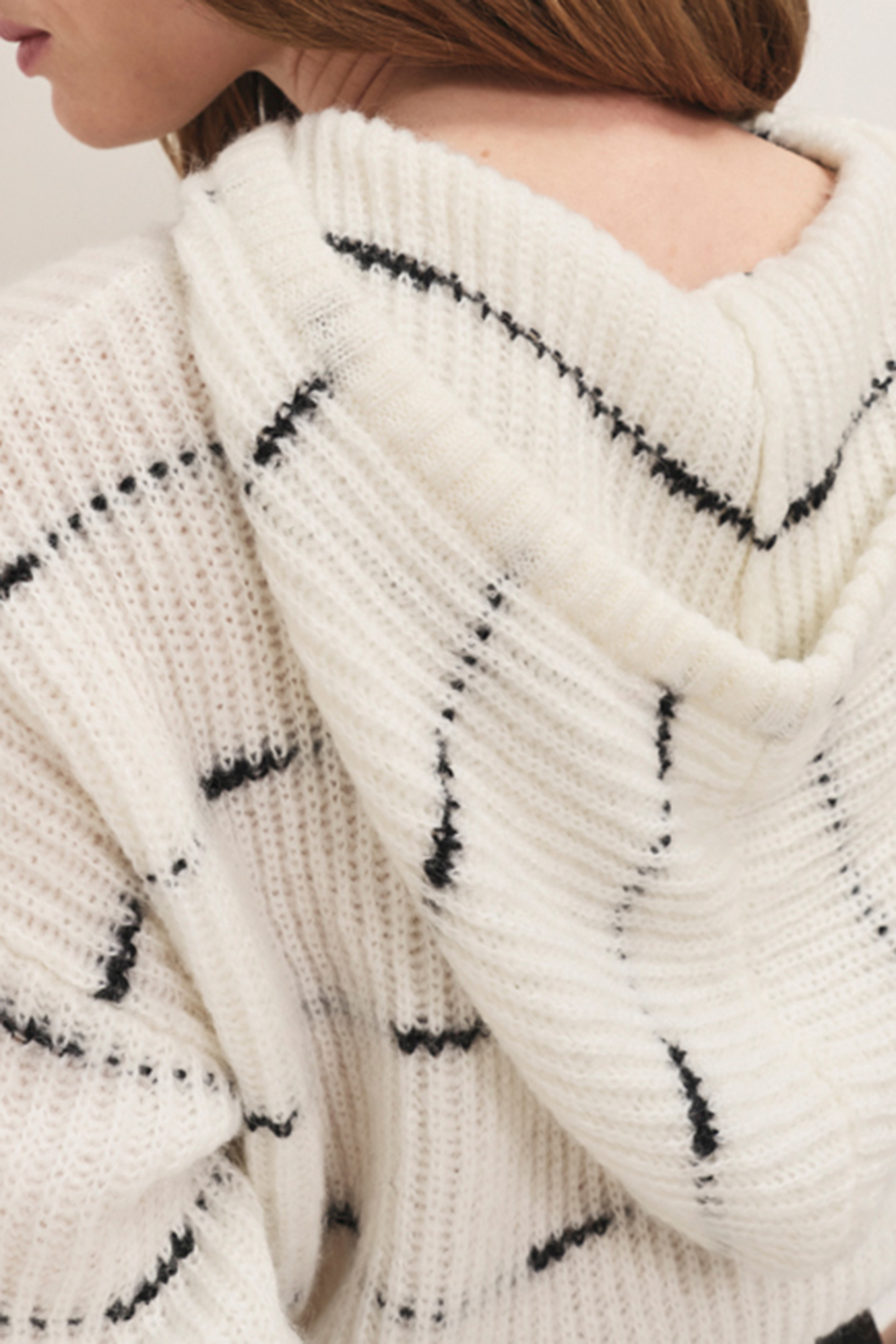 TWILL - IVORY KNITTED HOODIE WITH BLACK STRIPES 7