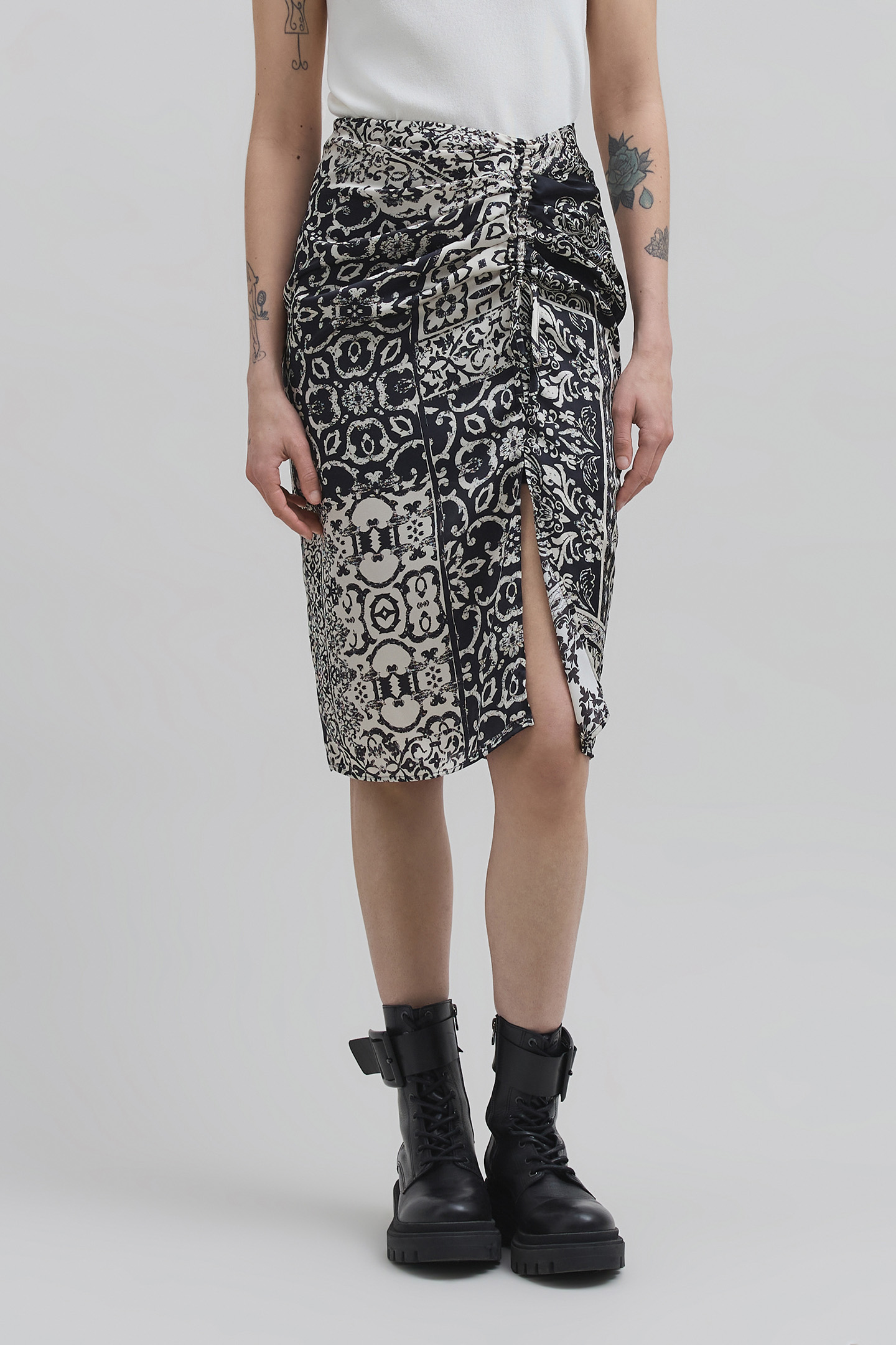 BLACK GATHERED SKIRT PATCHWORK PRINT SCARF WOMAN 1