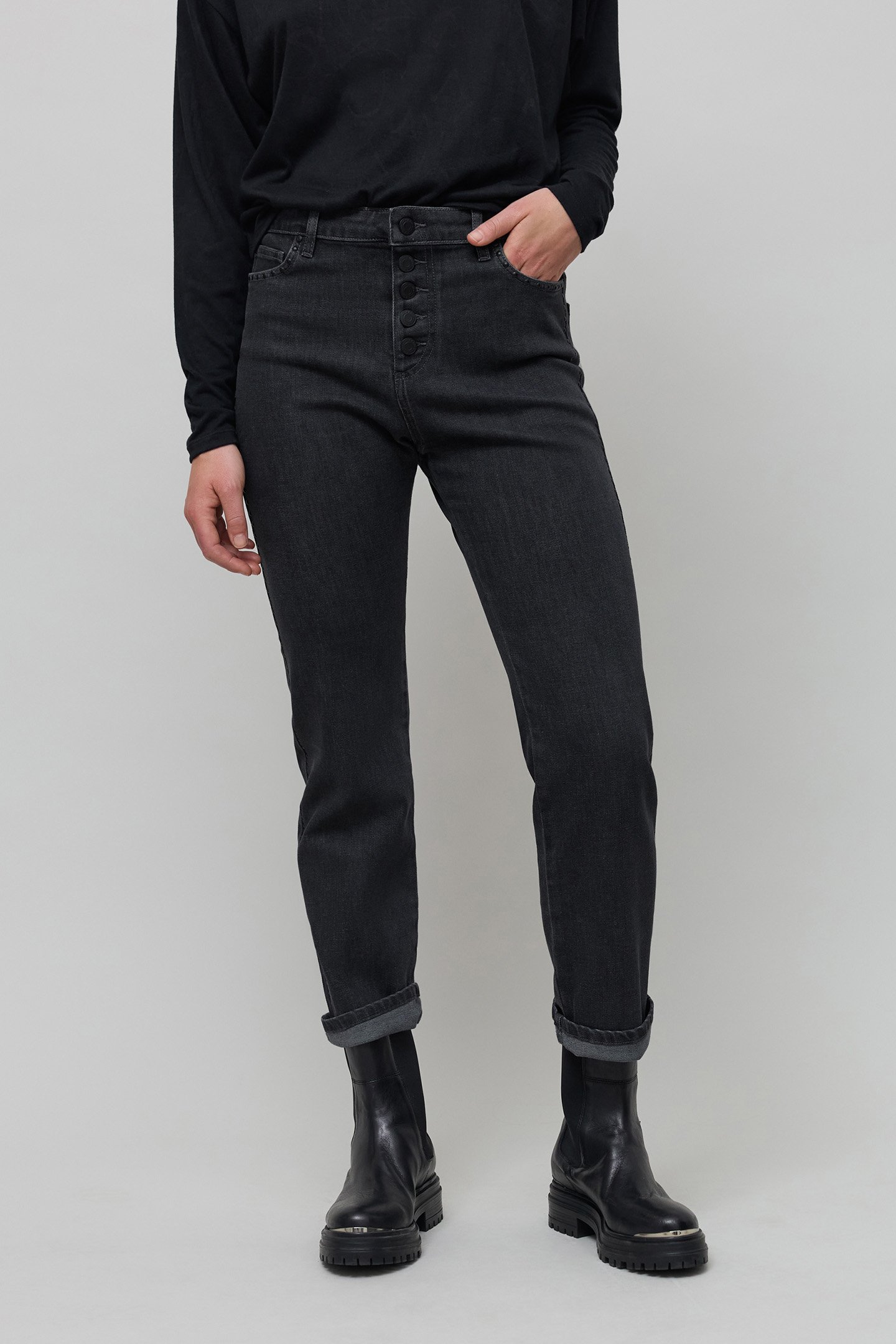 HIGH-WAISTED WASHED BLACK STRAIGHT JEANS WITH STUD by IKKS