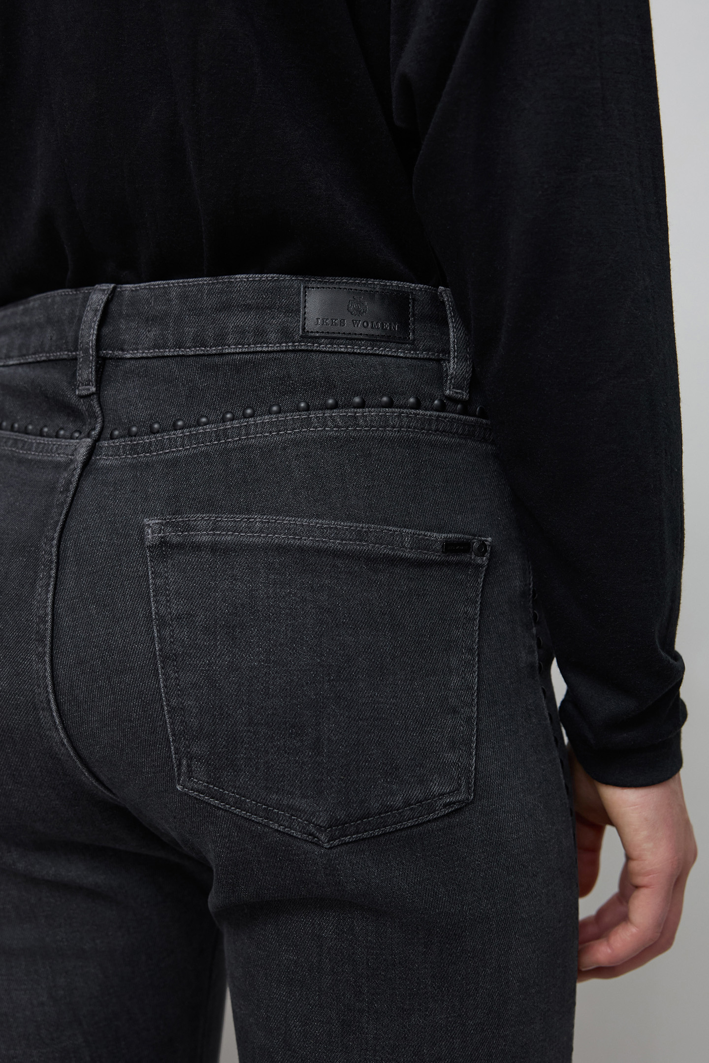 HIGH-WAISTED WASHED BLACK STRAIGHT JEANS WITH STUD 7