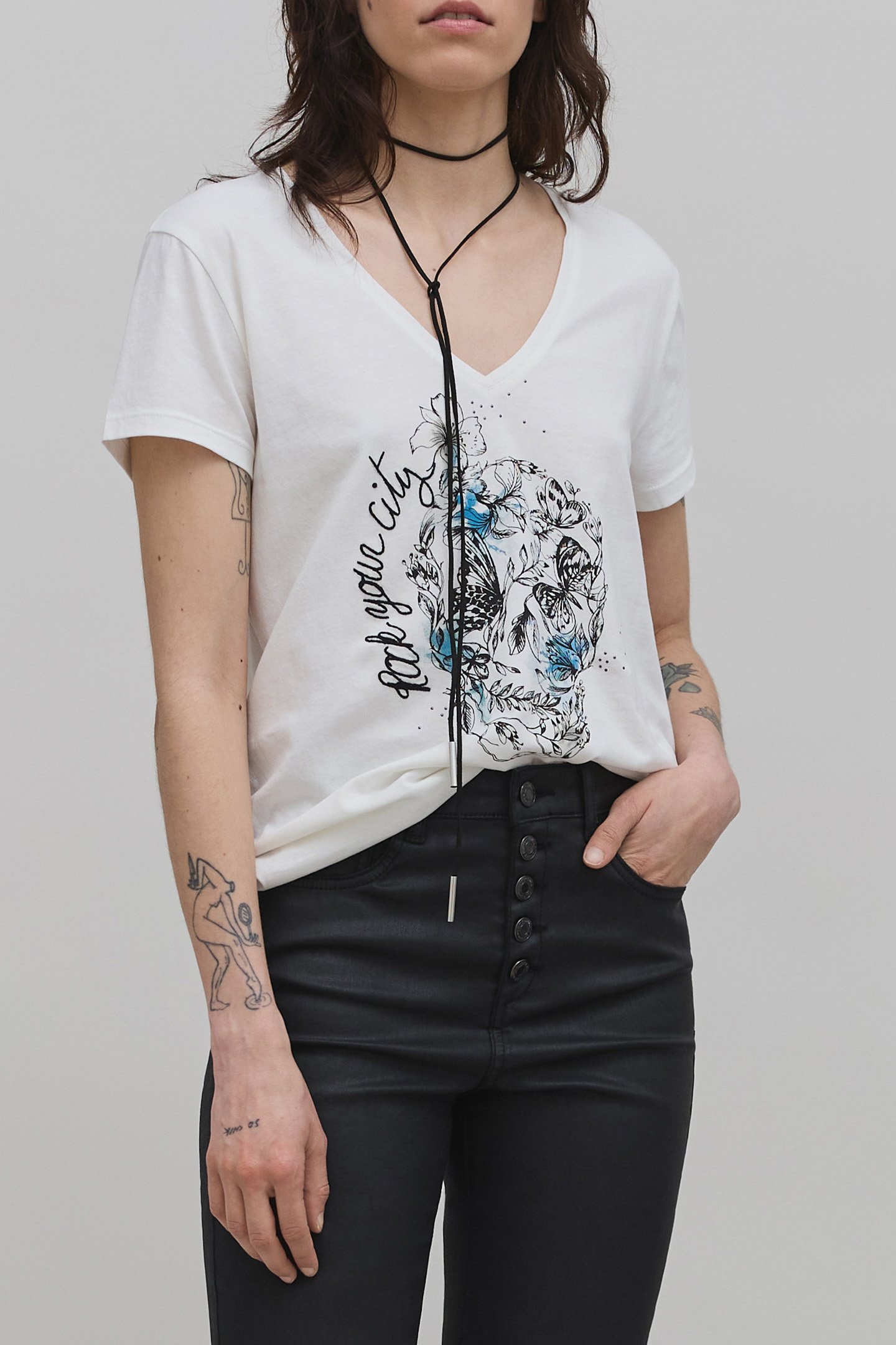 OFF-WHITE SKULL AND CROSSBONES T-SHIRT by IKKS