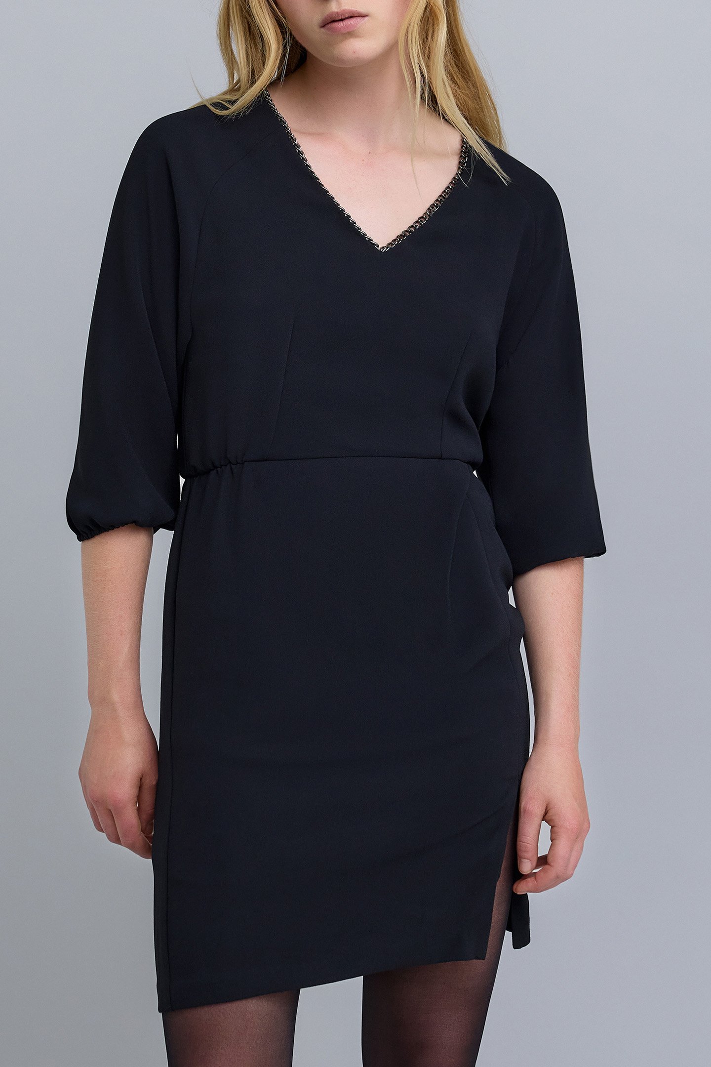 BLACK V-NECK CHAIN DRESS by IKKS