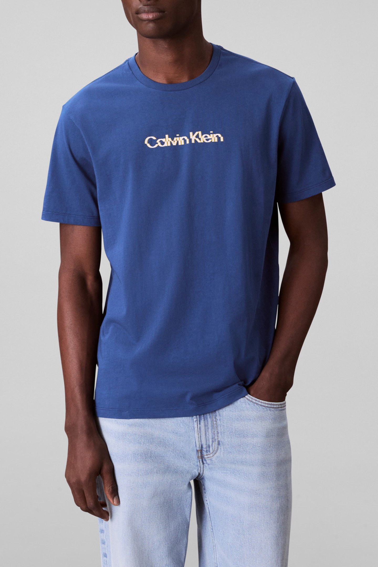 SS GLITCHED LOGO EU BLUE JEAN by Calvin Klein