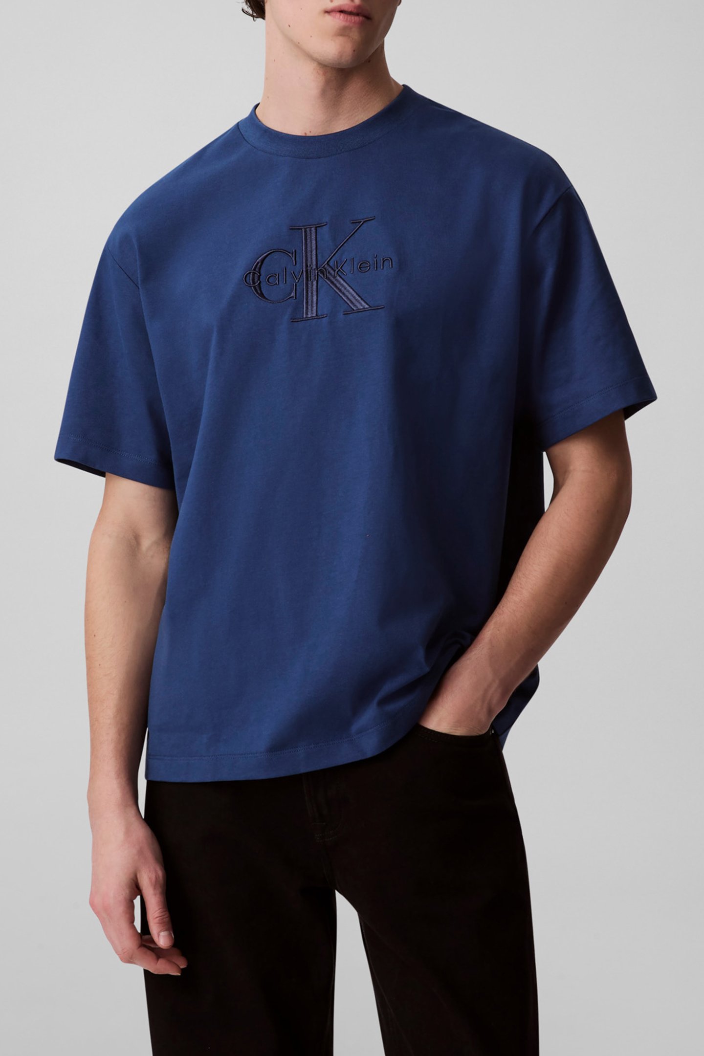 SS HERO MONOLOGO EMB BLUE JEAN by Calvin Klein