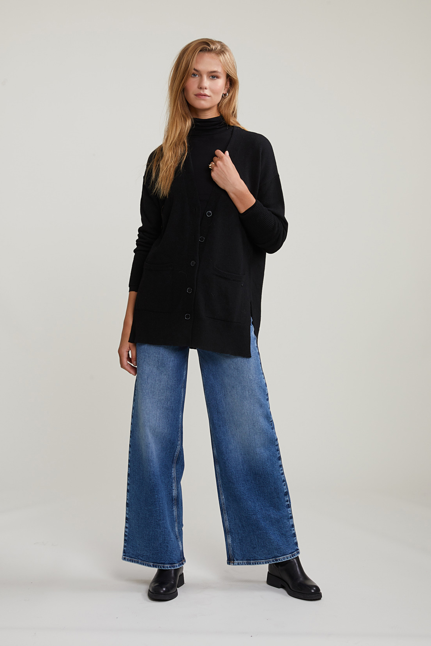 BLACK V-NECK BUTTONED CARDIGAN 2 POCKETS 3