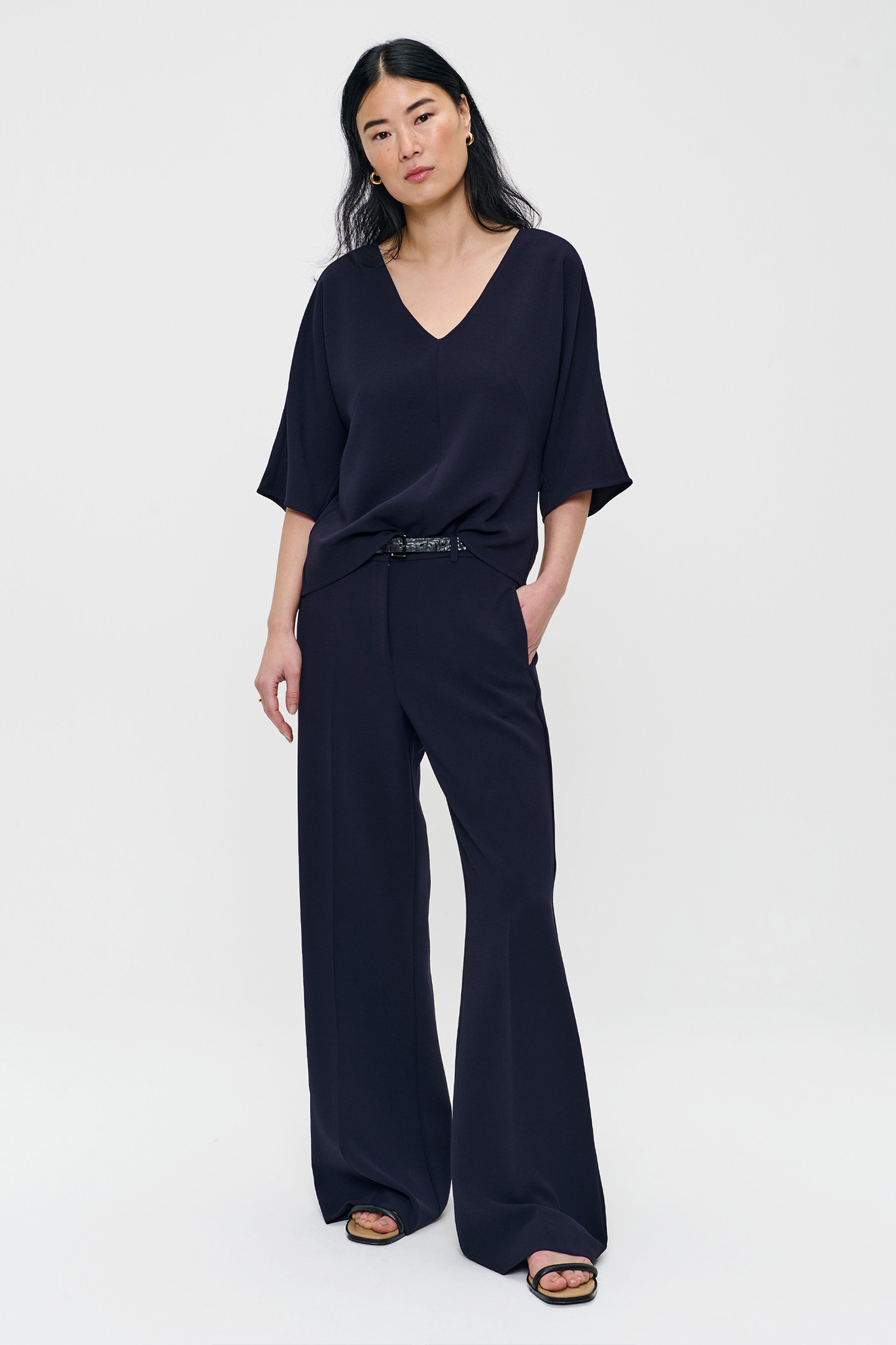 FLOWY V-NECK TOP MIDNIGHT BLUE 4