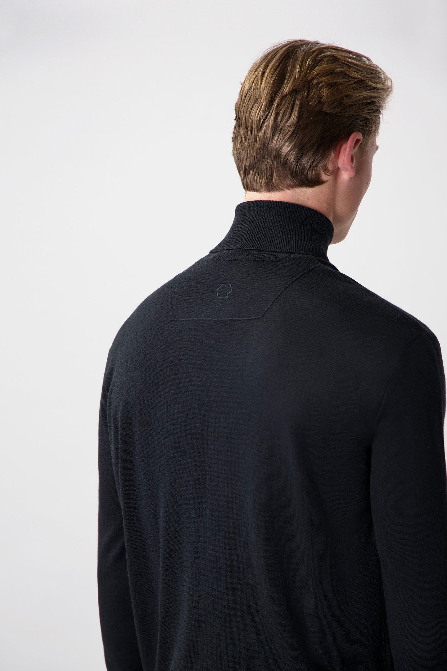 Q-SERIES REGULAR FIT FINE KNIT TURTLENECK JET BLACK 6