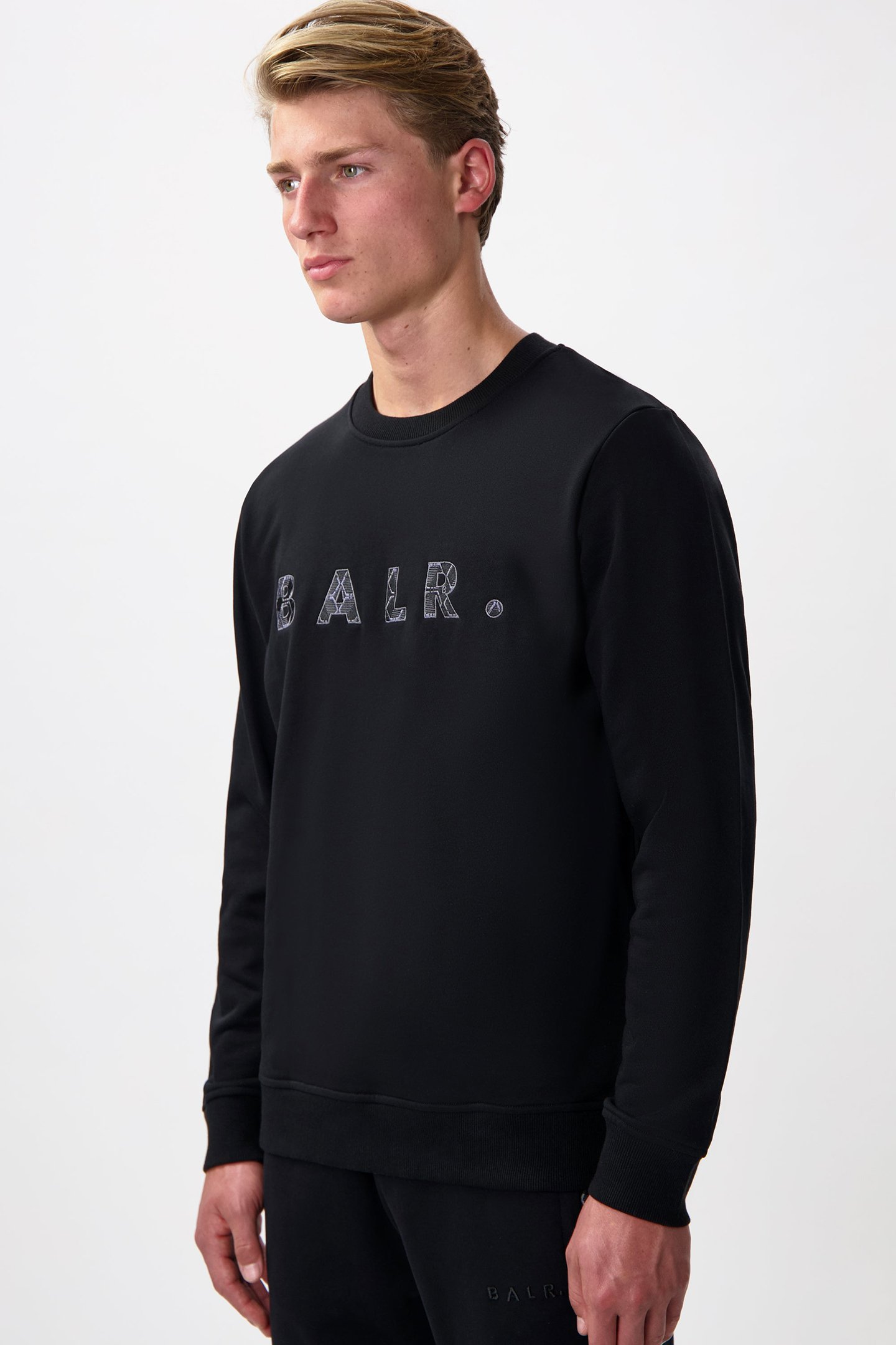 BALR. MONOGRAM EMBRO CREWNECK JET BLACK/PHANTOM 6
