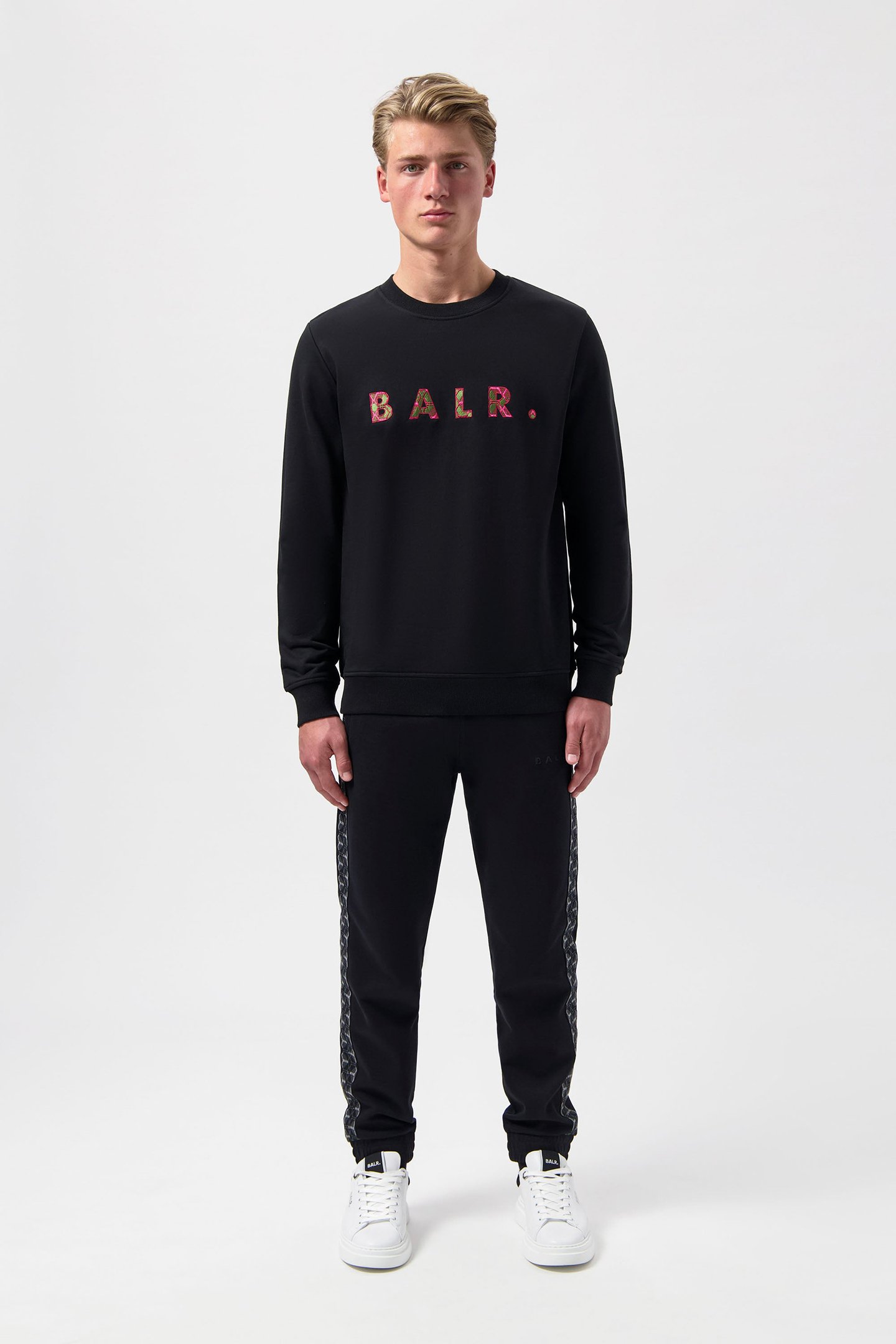 BALR. MONOGRAM EMBRO CREWNECK JET BLACK/TIBETIAN RED 6