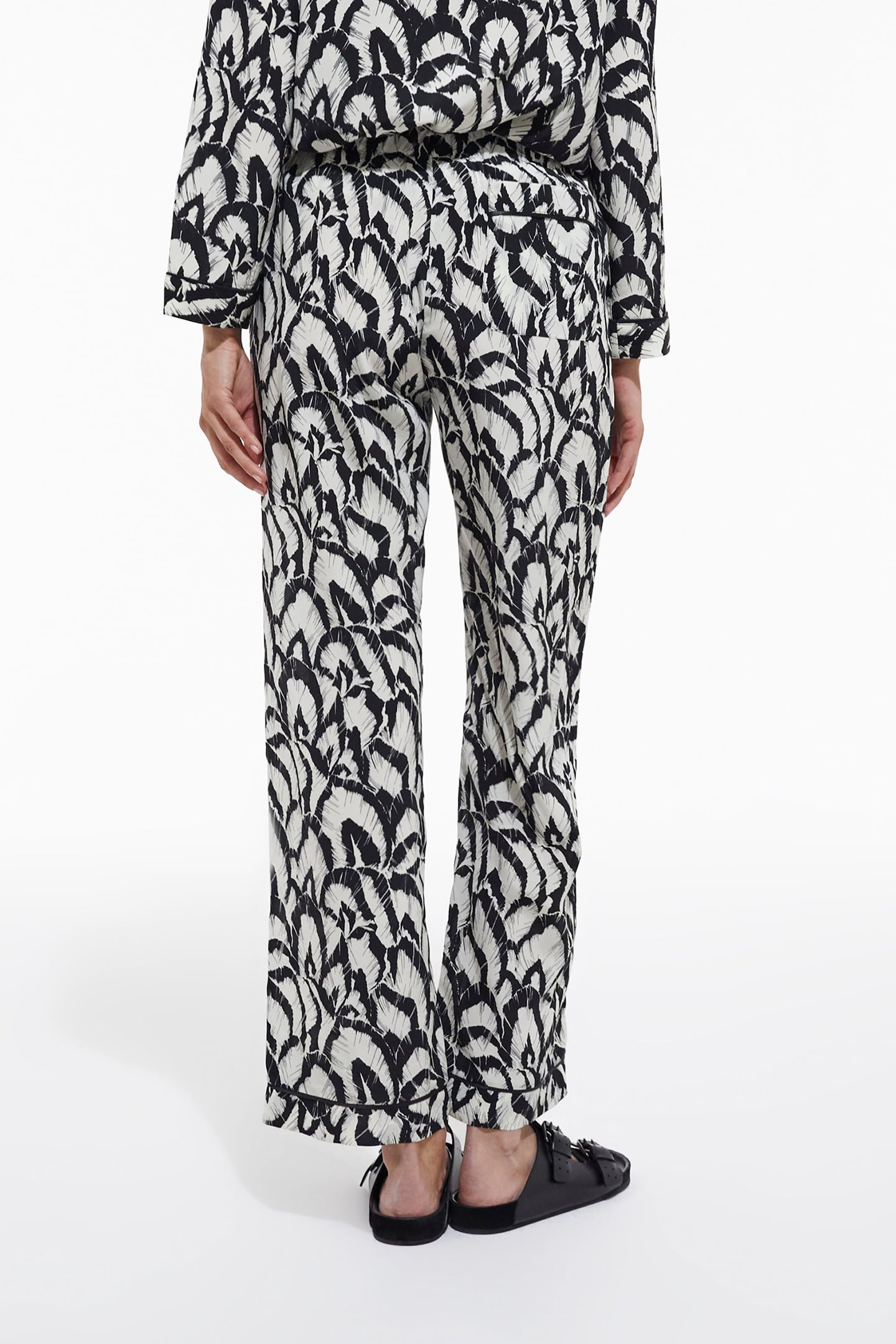 ELASTIC WAIST PANTS WITH BACK POCKET DETAIL 2