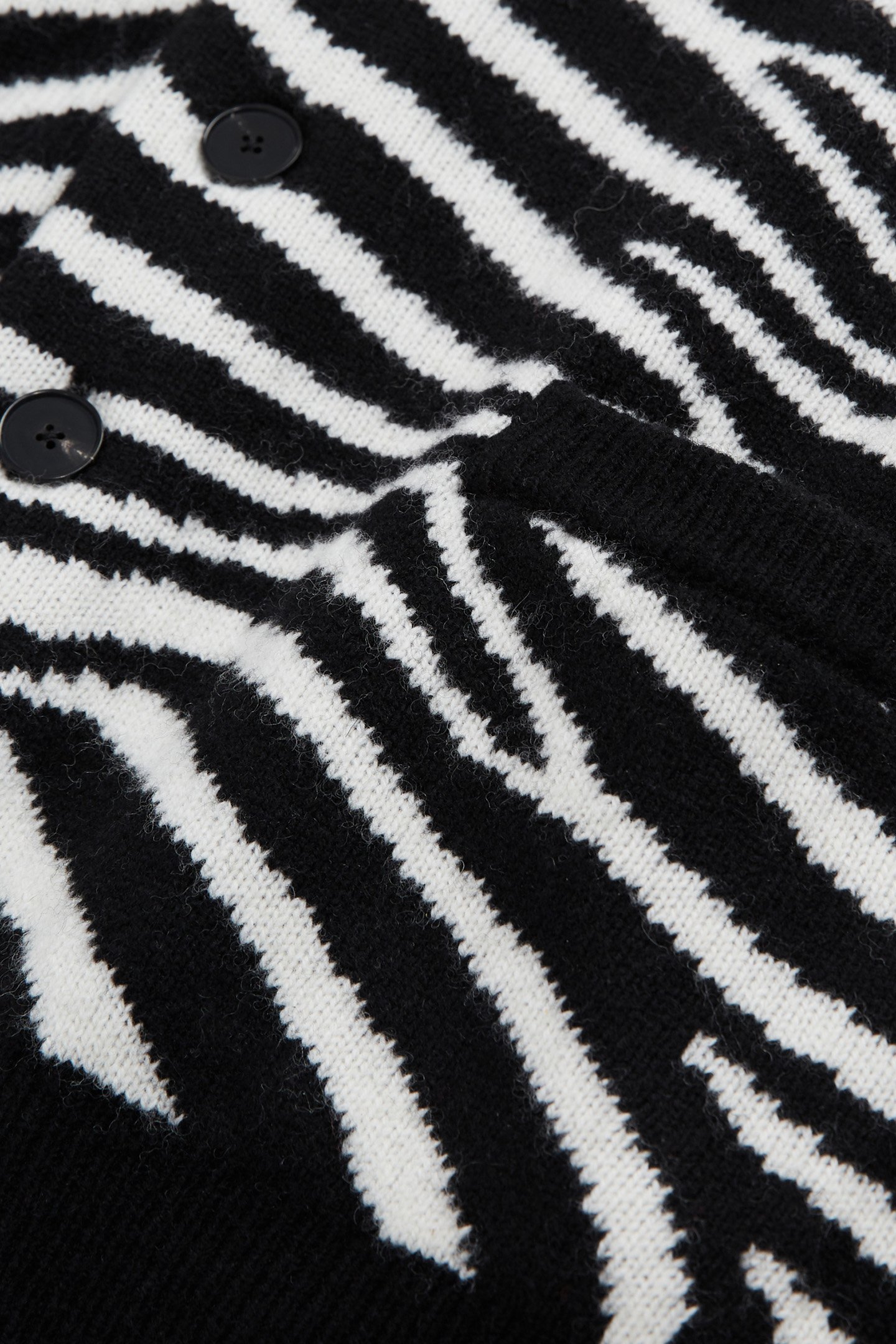 CARDIGAN A JACQUARD ZEBRA BLACK WHITE 2
