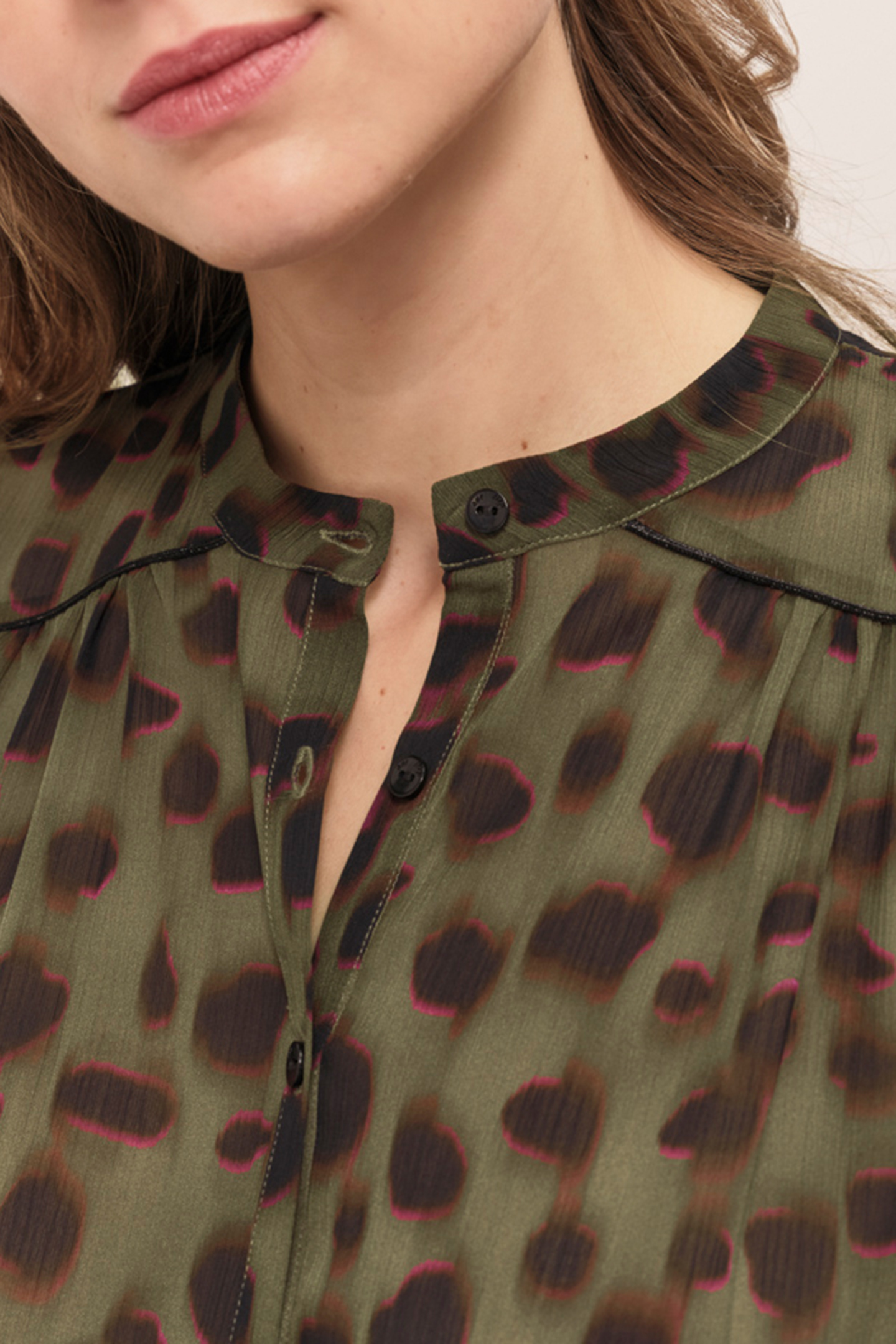 CLUSE - KHAKI BLOUSE WITH BLURRED SPLATTER PRINT 6