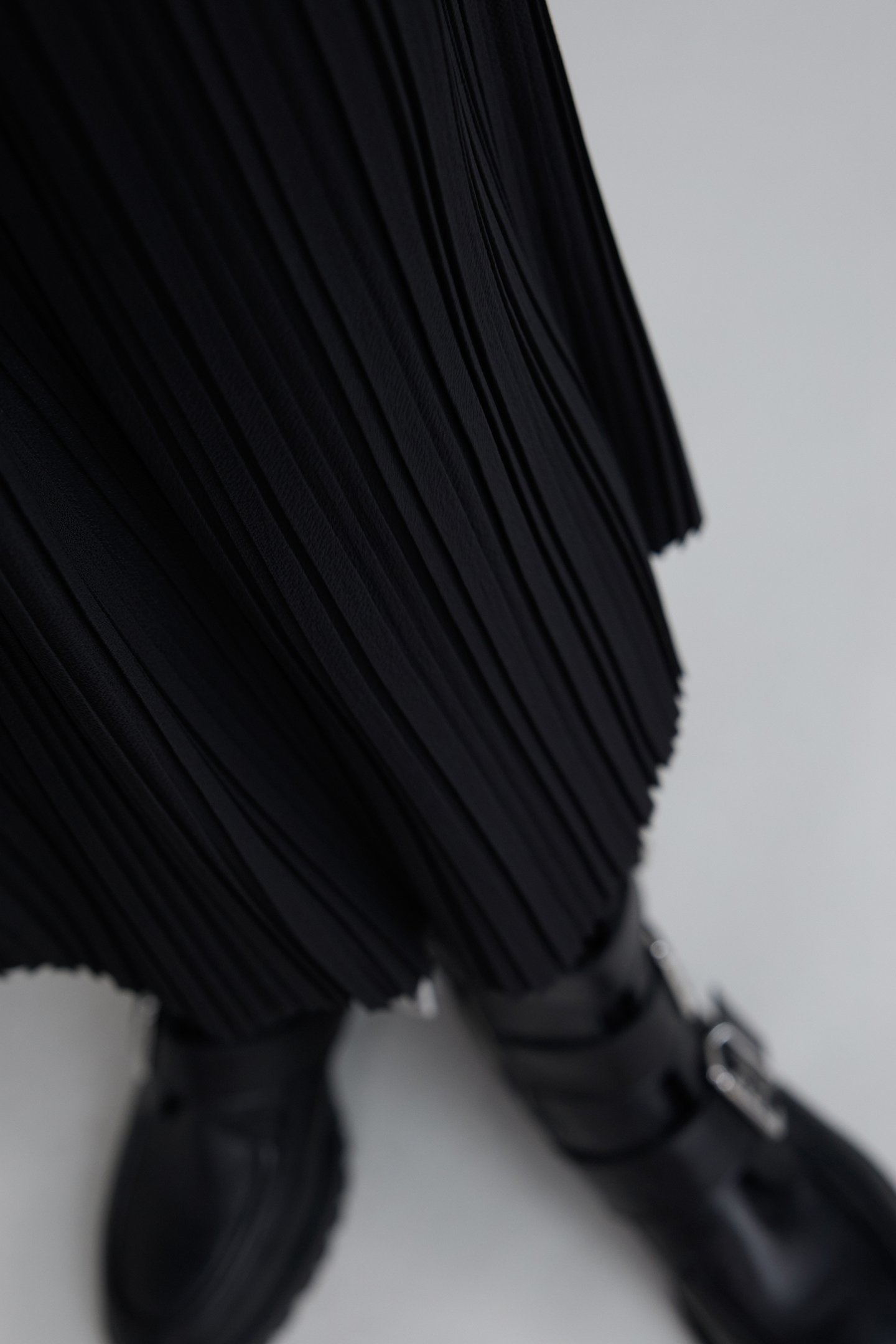 BLACK PLEATED MIDI SKIRT 4