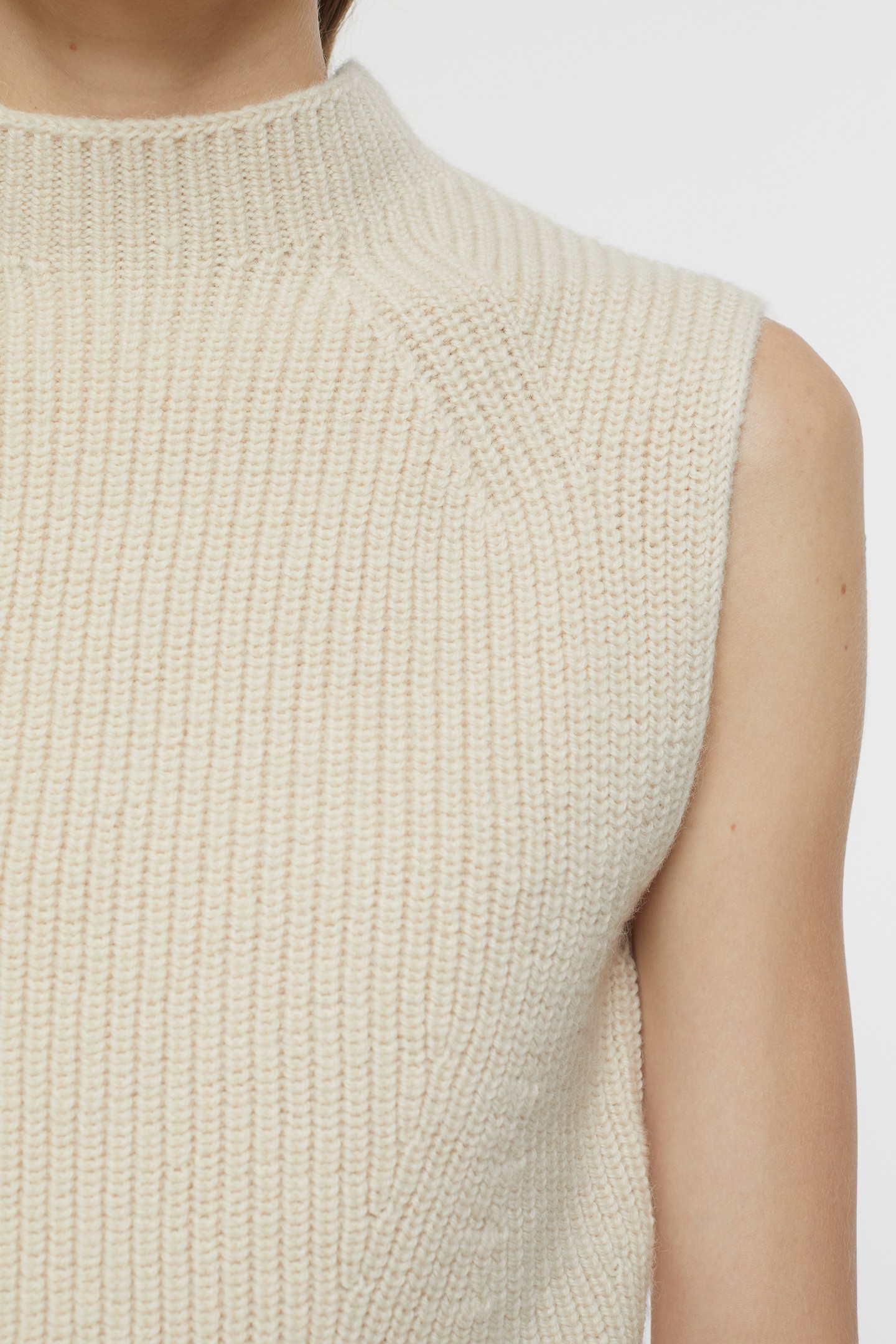 TURTLE NECK VEST KNITS IVORY 2
