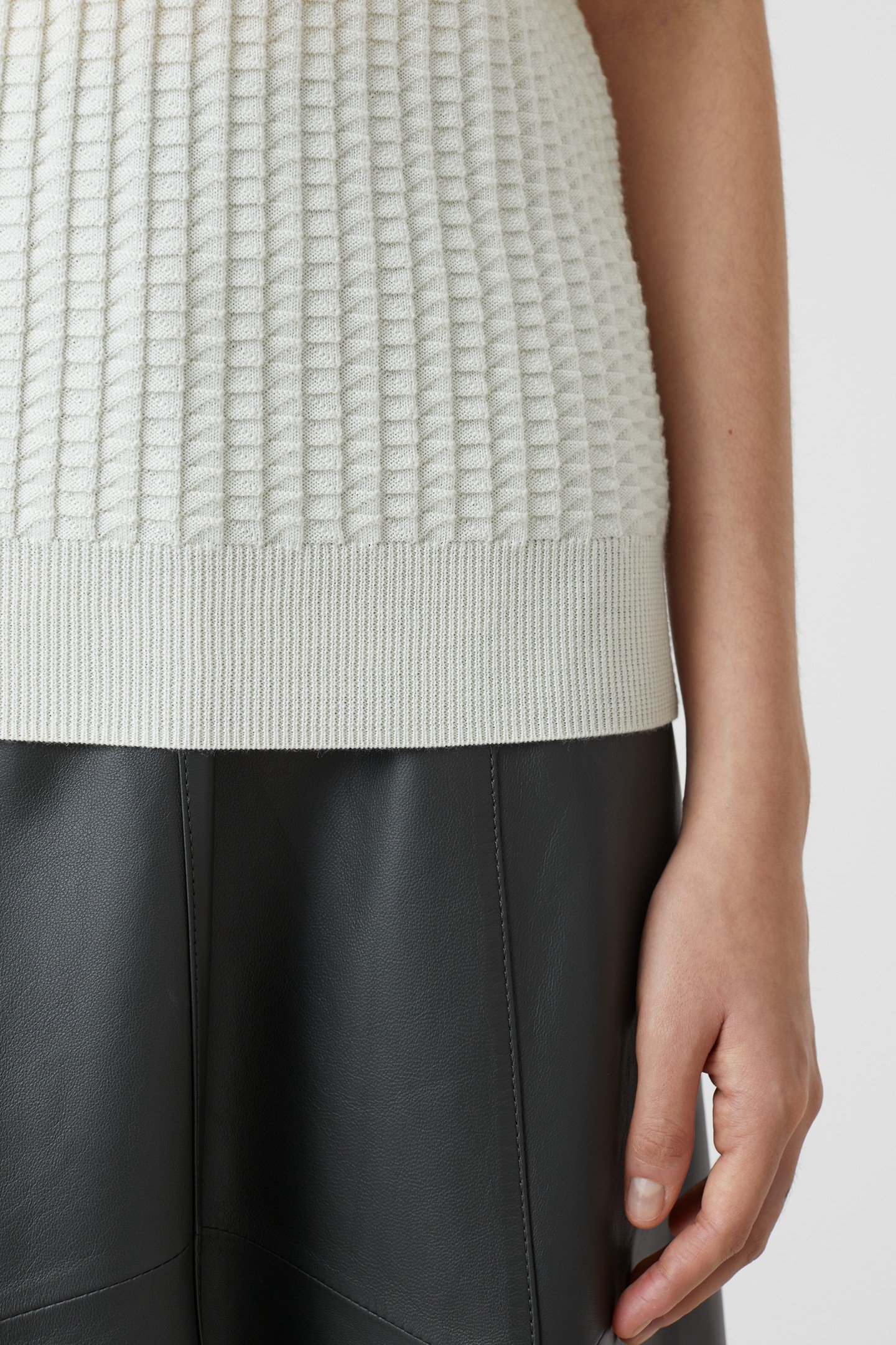 VEST CREW NECK KNITS IVORY 9