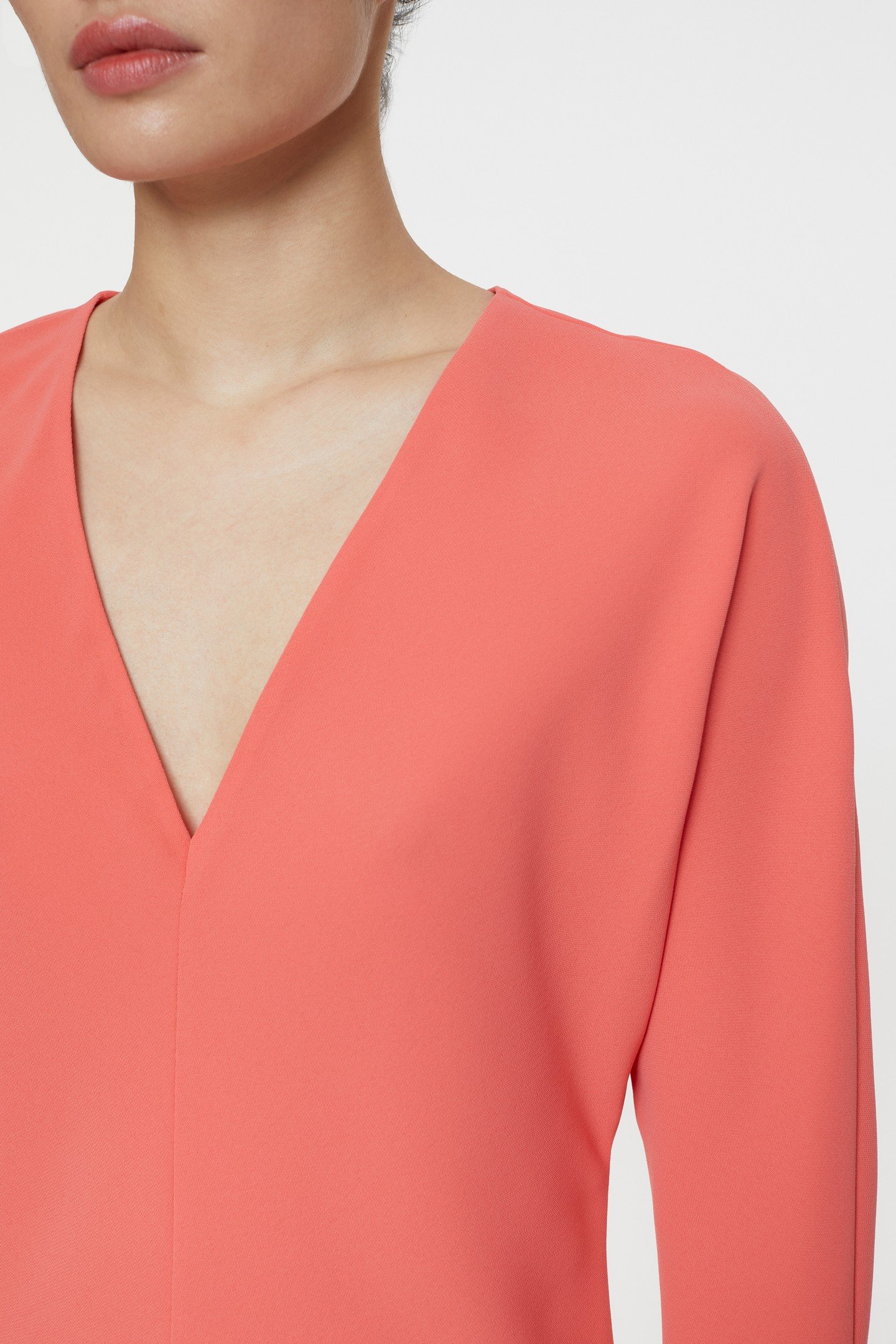 LONG V-NECK DRESS VIBRANT RED 9