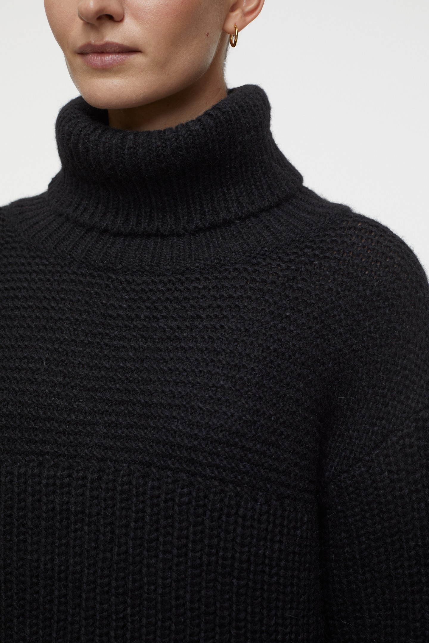 CHUNKY ROLL NECK KNITS BLACK 4