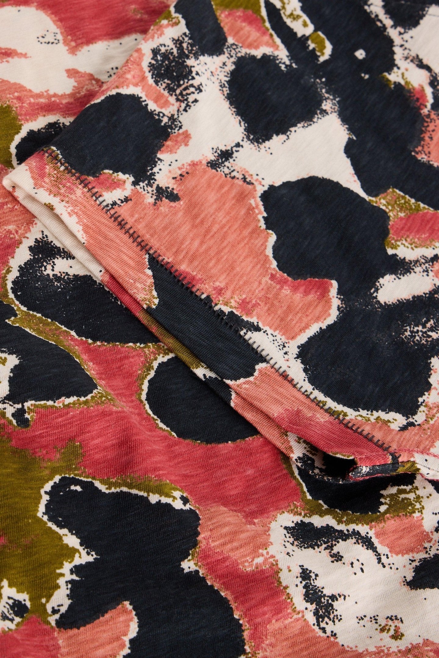 NELLY NOTCH NECK TEE BLACK PRINT 4