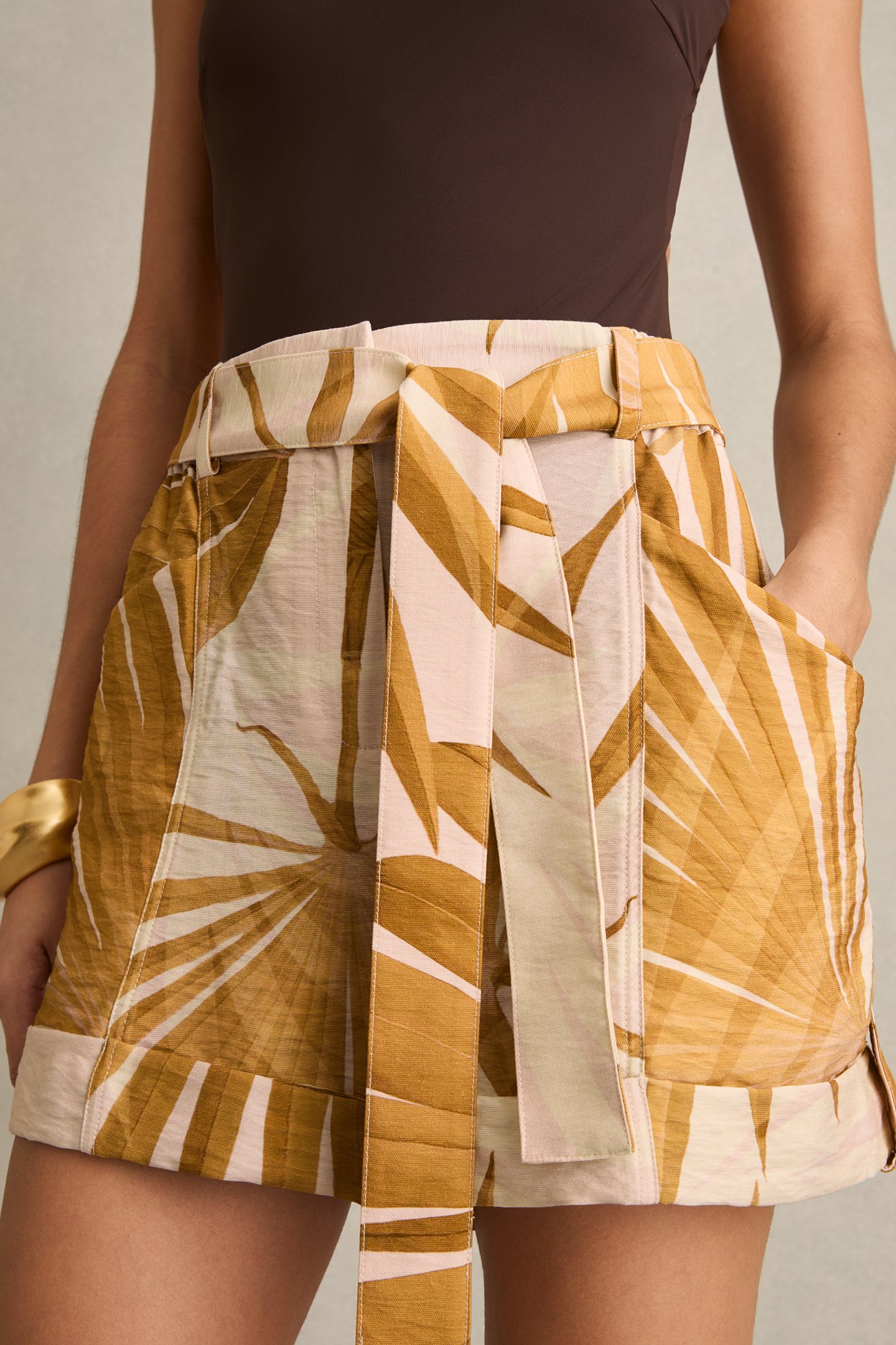 PRINTED SHORT NEUTRAL 5