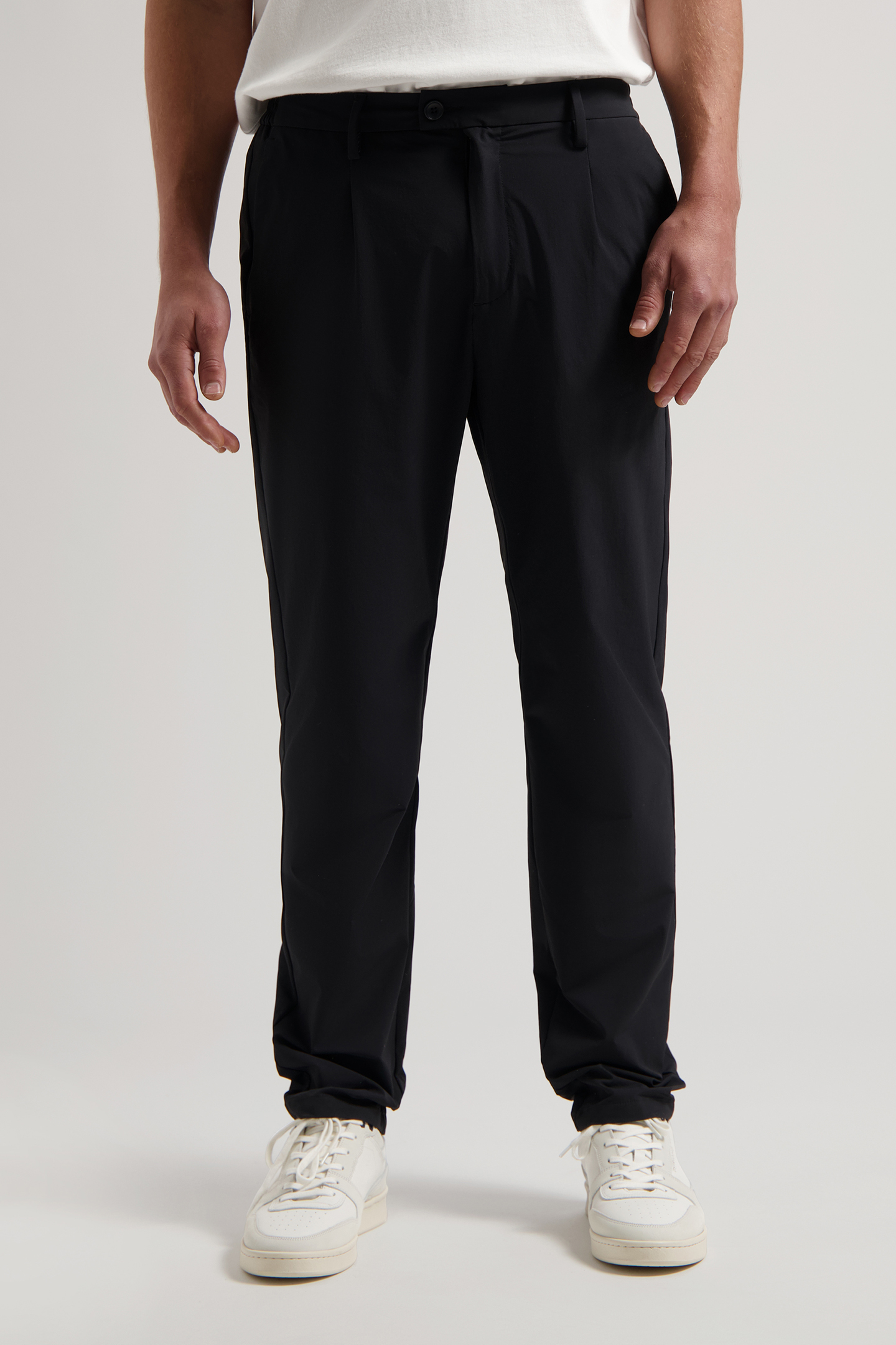 DS_LOGAN TECH CHINO BLACK 1