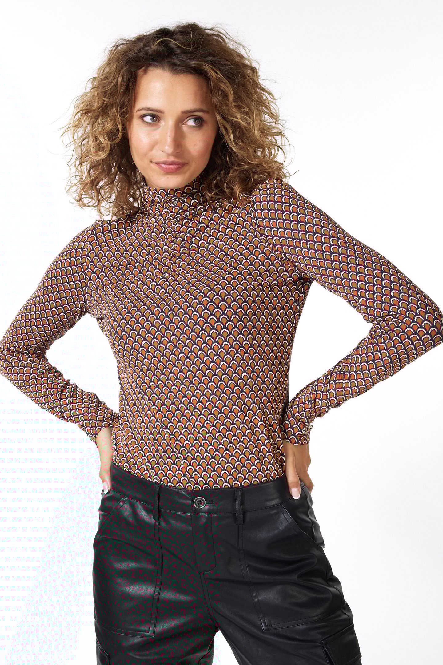 TOP SMOCKED NECKLINE SCALLOPED SJ PRINT 1