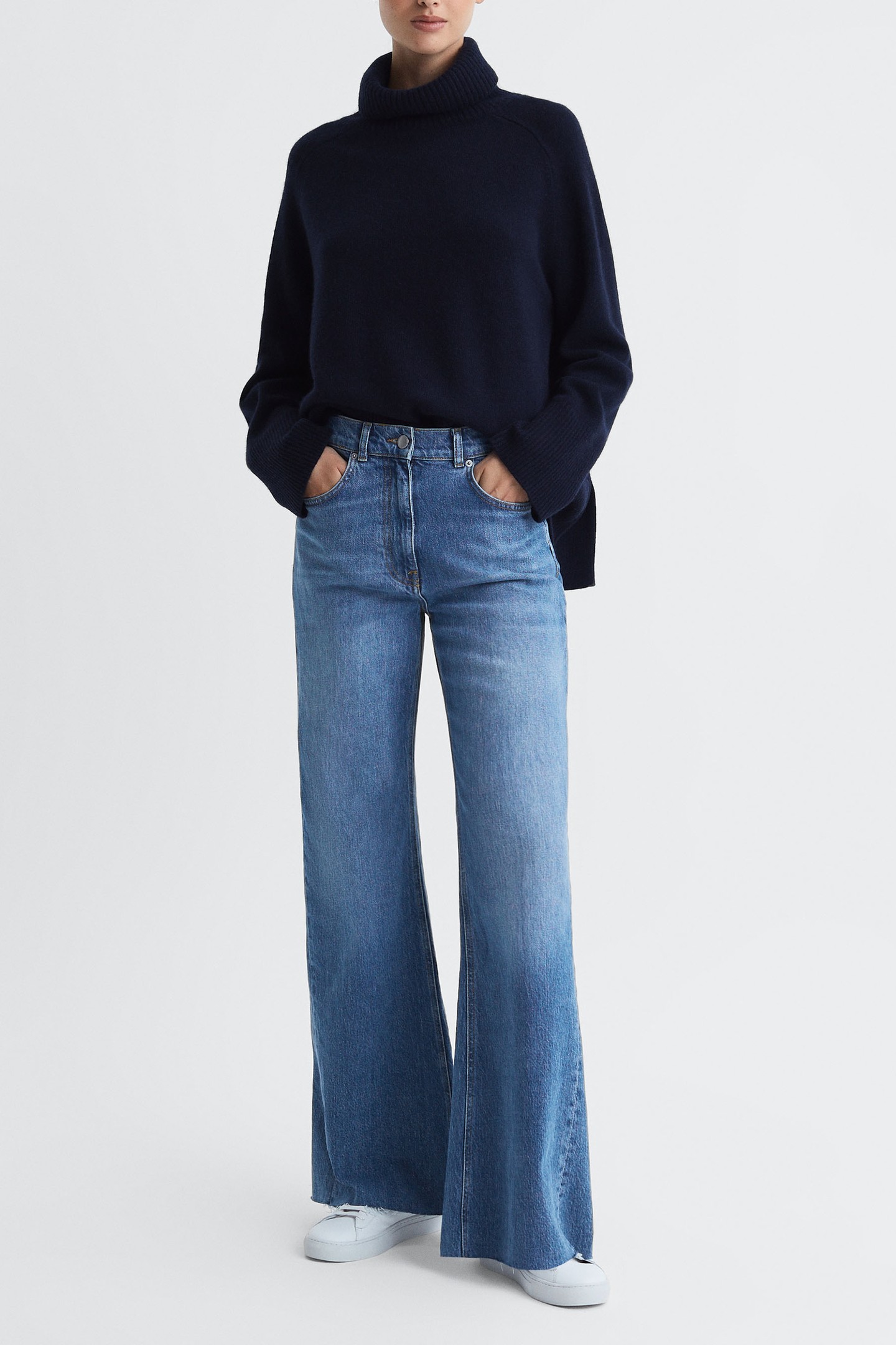 SIDE DETAIL FLARE JEAN MID BLUE 2