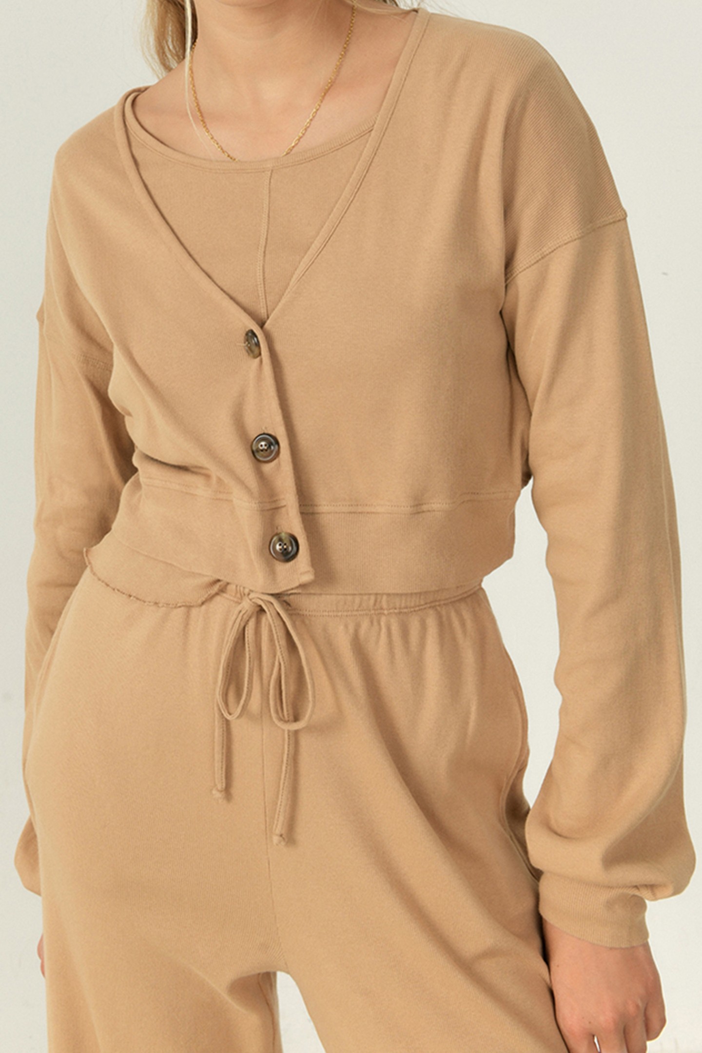 LONG-SLEEVED V-NECK BUTTON-DOWN VEST PRALINE by American Vintage