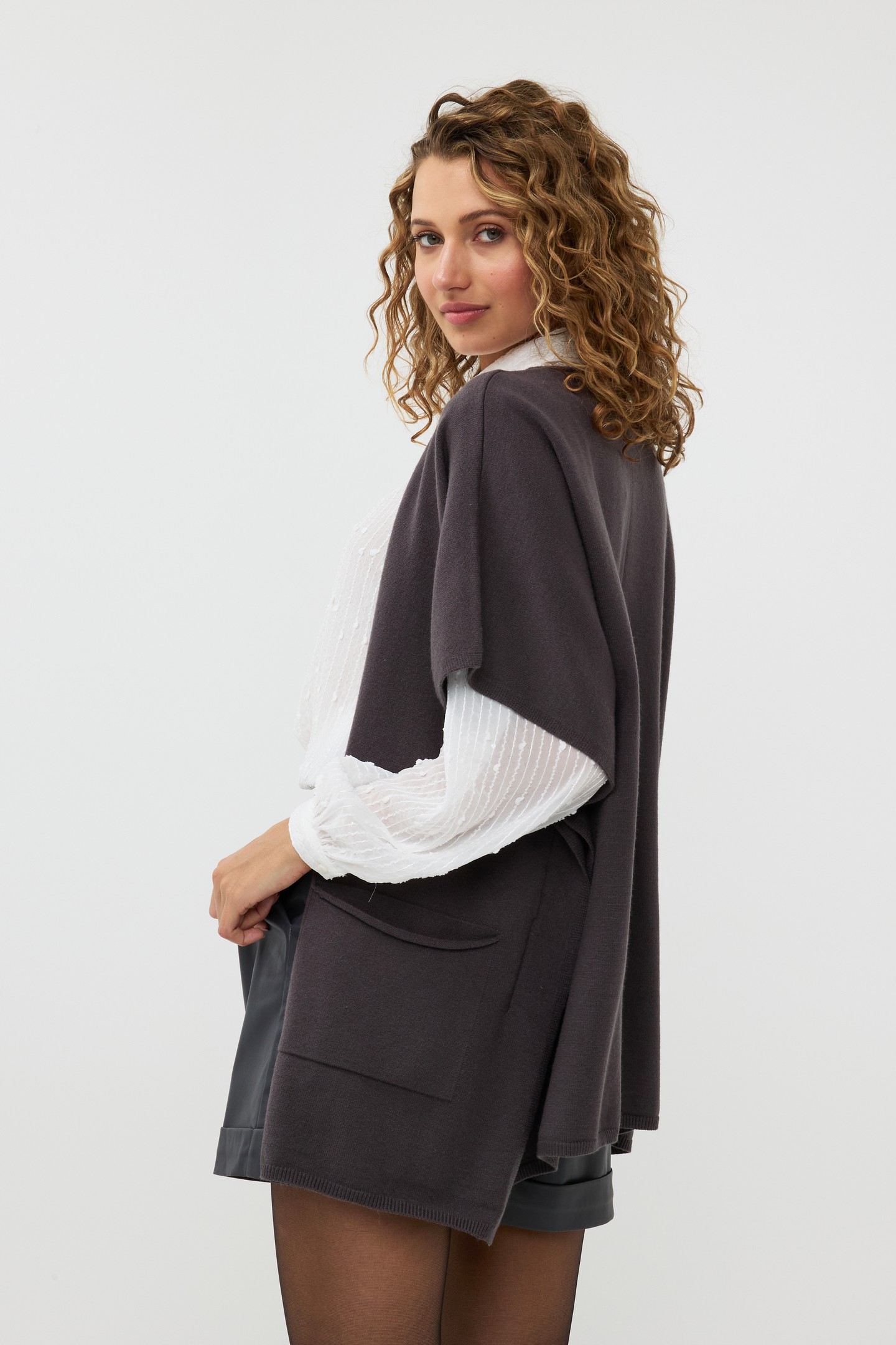 PONCHO GREY 4