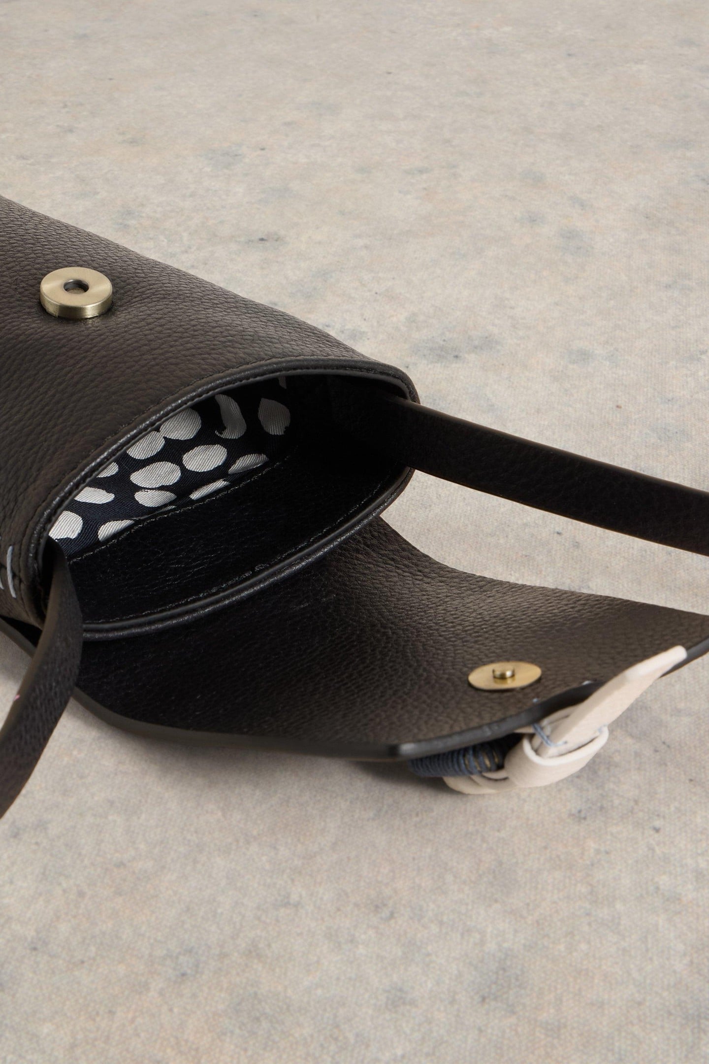 CLARA BUCKLE LEATHER PHONE BAG PURE BLACK 4