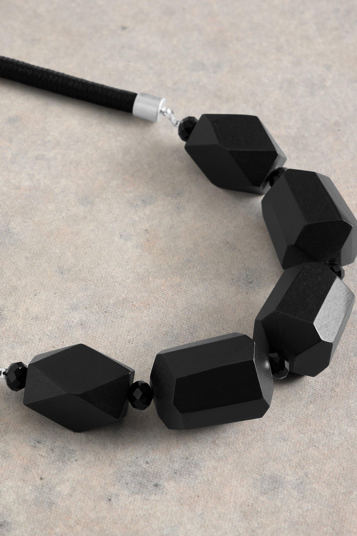 CARNATION BEADED NECKLACE PURE BLACK 2