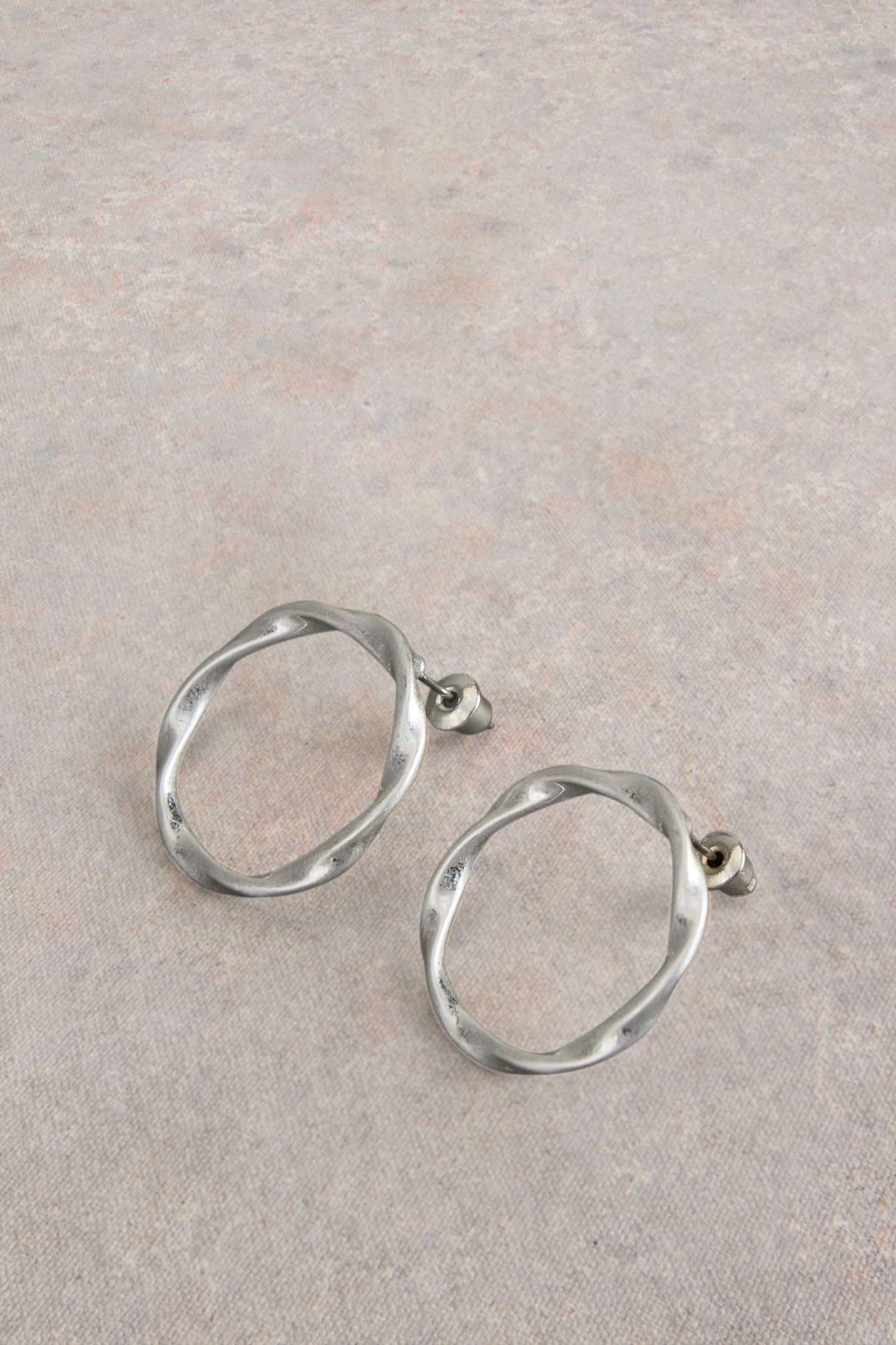 CYNTHIA ROUND EARRING SILVER TONE METALLIC 1