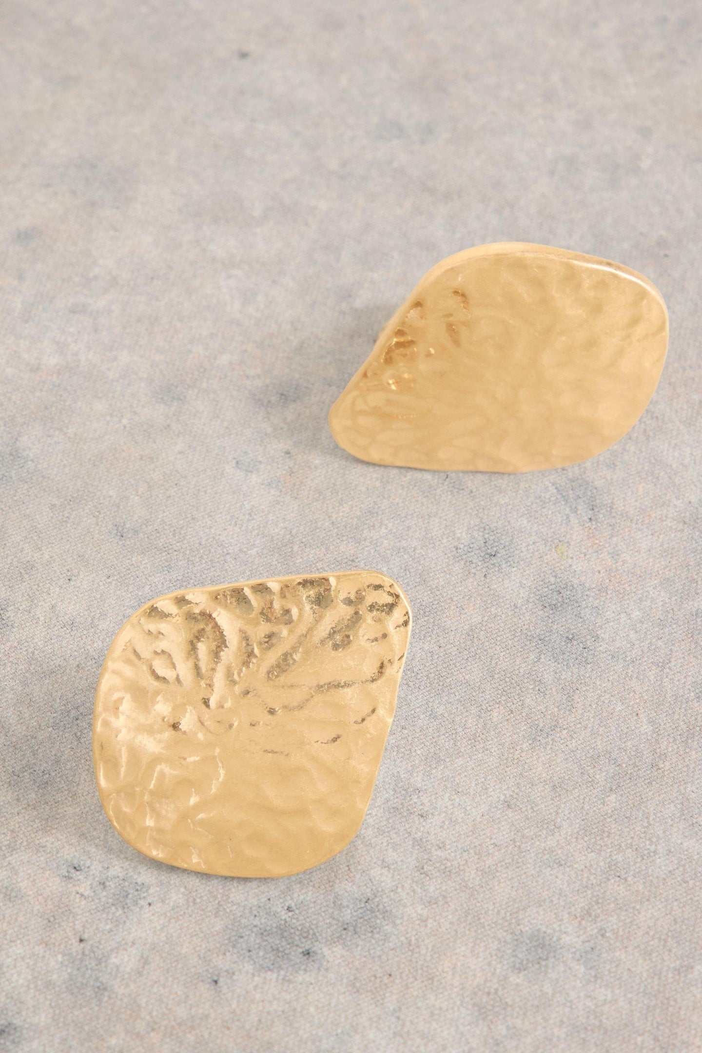 PALM TEXTURED EARRING GOLD TONE METALLIC 1