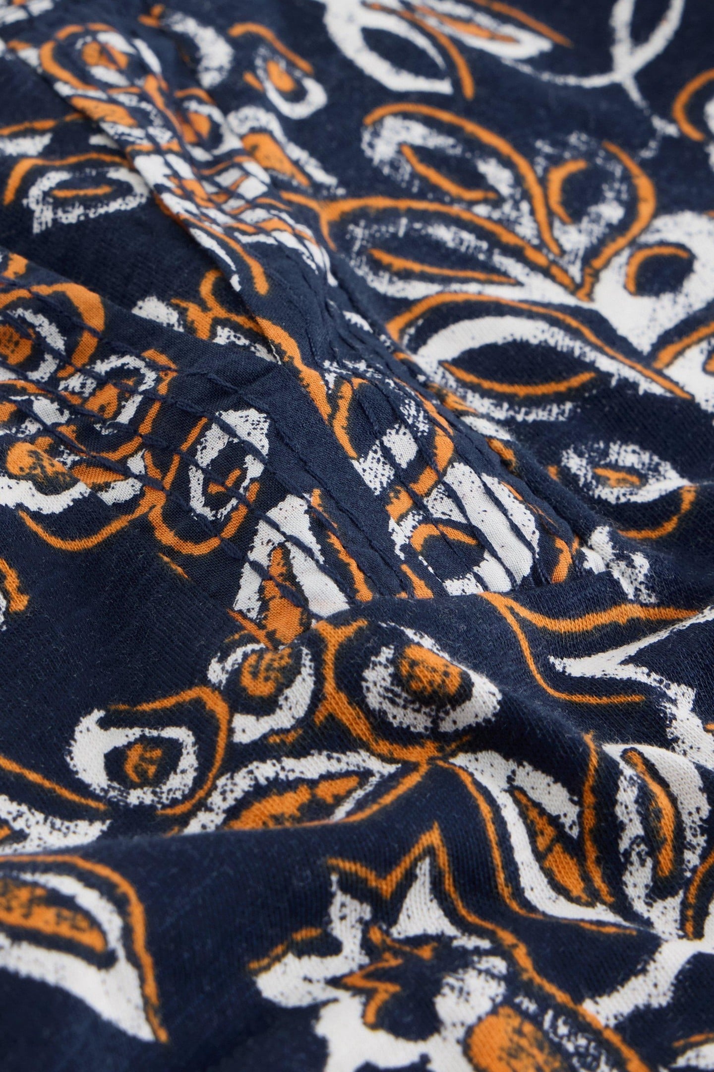 WEAVER NOTCH NECK TEE NAVY PRINT 4