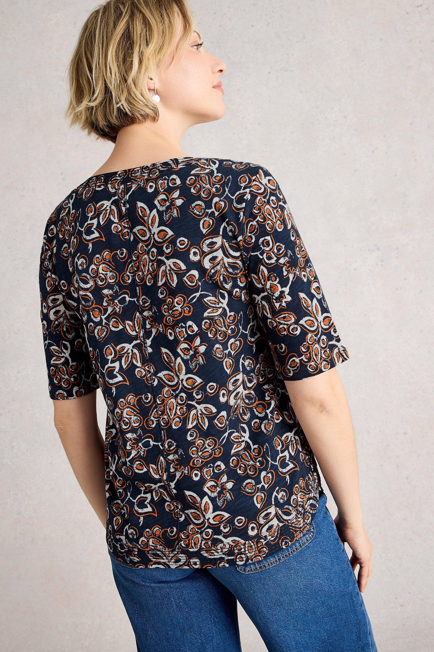 WEAVER NOTCH NECK TEE NAVY PRINT 2
